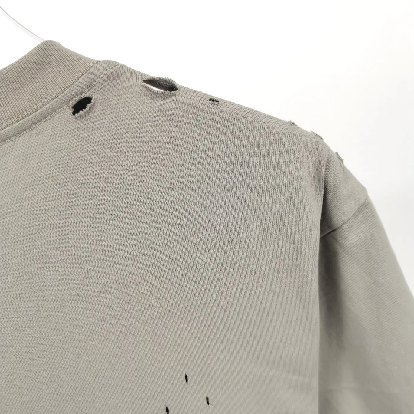 Supplementary details - the top tested version of BALENCIAGA 22S early spring new fashion hole phantom mosaic loose short-sleeved T-shirt with blurred letters for men and women. Customized original version of 260g 32-count double-ply fabric. The fabric density is extremely high. The chest is printed with digital direct injection, which has a dizzy effect of fuzzy mathematical patterns. It restores the hazy gradient phantom printing of the English "Balenciaga" on the chest without any difference. The intercalated gray is a yarn-dyed fabric, and the yarn is dyed first and then woven. Feel free to compare.  The fabric necklines are all artificially drilled and distressed by hand. There are laser holes on the chest and back to ensure that the fabric will not wrinkle or deform when holes are made.  Size: XS-L P: 260
