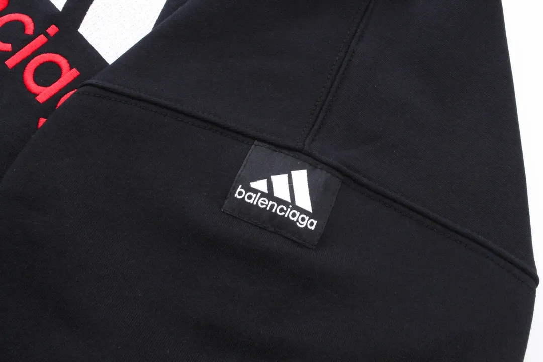 🅿️330 Detailed picture [Top version. Official website quality] BALENCI*GA/Paris co-branded Adidas classic LOGO combination on the front, embroidered hooded sweatshirt. The fabric is made of Paris ZP custom-woven and dyed cotton double yarn. Weighing 450 grams, the cloth surface is clean. The cloth pattern is clear, soft and comfortable. The color fastness is good. It is not easy to change color. The threads are dyed with no color difference. The classic letter LOGO embroidery is embroidered using imported Tajima embroidery machine. The lines are clear and the effect is three-dimensional. Restored brick cabinets. The version adopts OS loose shoulder design. Same style for men and women. Code: BL238096 Color: Black Size: XS S M L