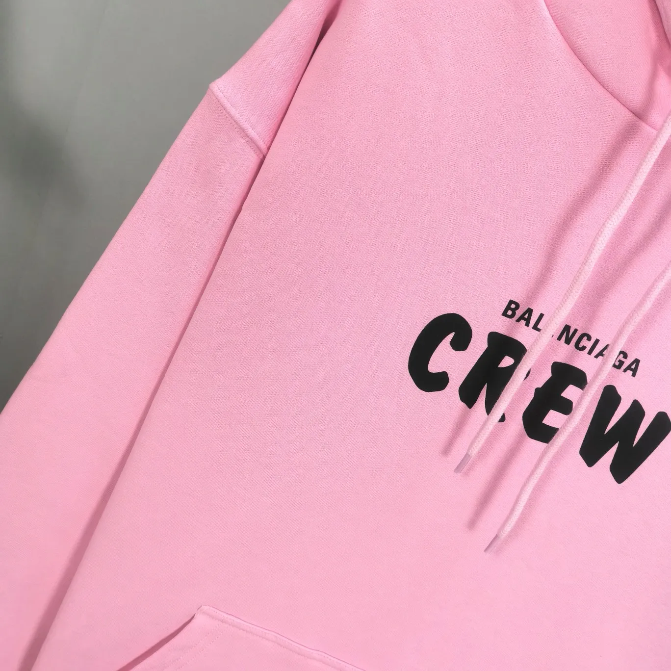 Supplementary details - the top tested version BALENCIAGA Balenciaga CREW staff limited to male and female couples star autumn and winter pure cotton hoodie sweatshirt hooded. As a Balenciaga 20th anniversary employee limited short-sleeve, full of Parisian feelings, highly recommended! ! The letters on the chest are also very simple and elegant, and the shape is super OS. The whole dress has been washed, and the 480g combed cotton terry fabric is very textured and you can touch it! High-definition imported glue and high-coverage screen printing on the chest, the dots are very precise. Color: Peach Pink Lemon Yellow Black White Size: XS-L P:430