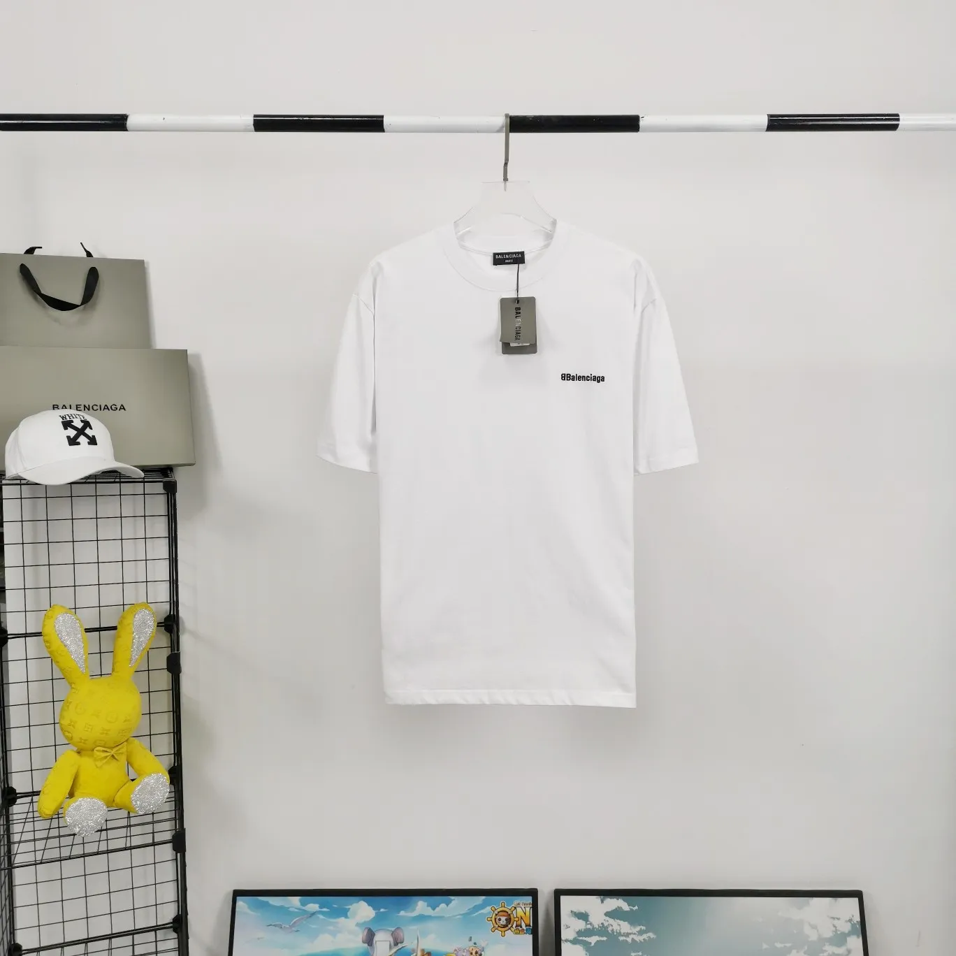 Top tested version BALENCIAGA basic embroidery logo pure cotton loose-fitting trendy brand short-sleeve for men and women. Fabric: 32S 280g super heavy fabric, ready-to-wear washable, soft and comfortable to the touch. Printing: Using Japanese Tajima embroidery technology, the embroidery is accurate, the printing is meticulous and full, and there is no thread skipping. Accessories: Customized full set of BLCG accessories Color: Fluorescent green black gray dark khaki white Size: XS-L P:240