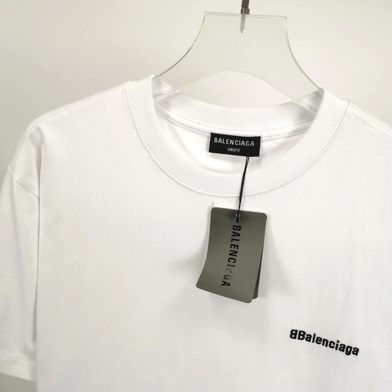 Top tested version BALENCIAGA basic embroidery logo pure cotton loose-fitting trendy brand short-sleeve for men and women. Fabric: 32S 280g super heavy fabric, ready-to-wear washable, soft and comfortable to the touch. Printing: Using Japanese Tajima embroidery technology, the embroidery is accurate, the printing is meticulous and full, and there is no thread skipping. Accessories: Customized full set of BLCG accessories Color: Fluorescent green black gray dark khaki white Size: XS-L P:240