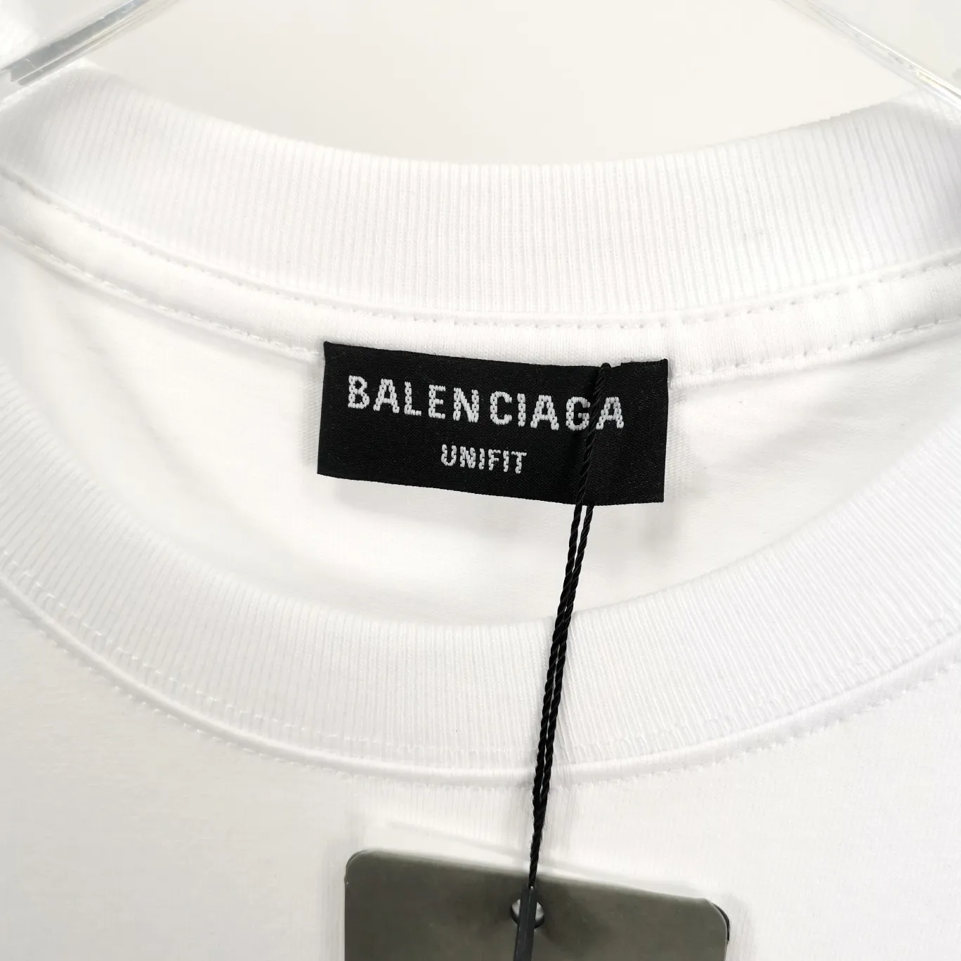 Top tested version BALENCIAGA basic embroidery logo pure cotton loose-fitting trendy brand short-sleeve for men and women. Fabric: 32S 280g super heavy fabric, ready-to-wear washable, soft and comfortable to the touch. Printing: Using Japanese Tajima embroidery technology, the embroidery is accurate, the printing is meticulous and full, and there is no thread skipping. Accessories: Customized full set of BLCG accessories Color: Fluorescent green black gray dark khaki white Size: XS-L P:240