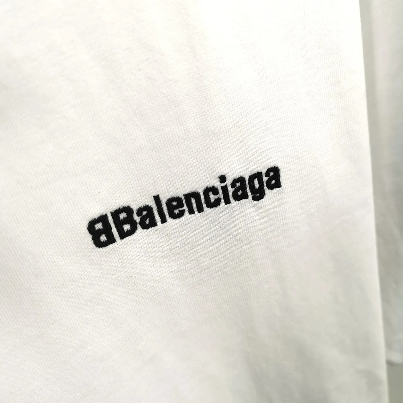 Top tested version BALENCIAGA basic embroidery logo pure cotton loose-fitting trendy brand short-sleeve for men and women. Fabric: 32S 280g super heavy fabric, ready-to-wear washable, soft and comfortable to the touch. Printing: Using Japanese Tajima embroidery technology, the embroidery is accurate, the printing is meticulous and full, and there is no thread skipping. Accessories: Customized full set of BLCG accessories Color: Fluorescent green black gray dark khaki white Size: XS-L P:240