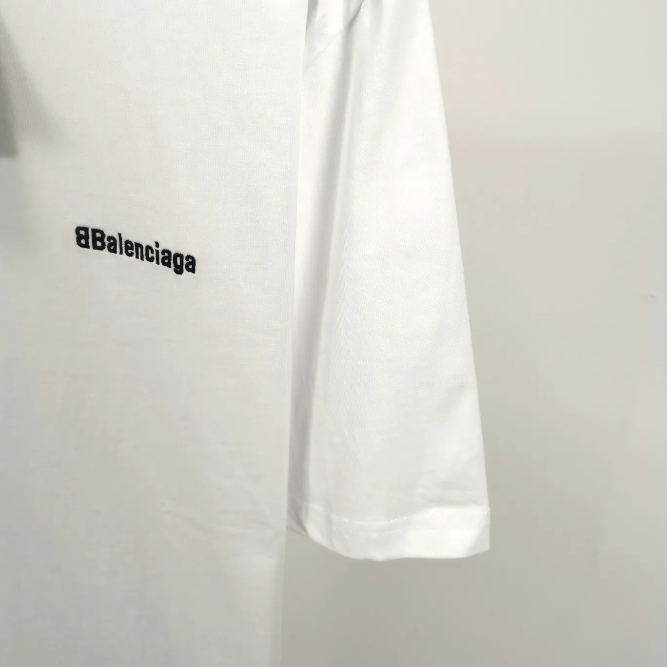 Top tested version BALENCIAGA basic embroidery logo pure cotton loose-fitting trendy brand short-sleeve for men and women. Fabric: 32S 280g super heavy fabric, ready-to-wear washable, soft and comfortable to the touch. Printing: Using Japanese Tajima embroidery technology, the embroidery is accurate, the printing is meticulous and full, and there is no thread skipping. Accessories: Customized full set of BLCG accessories Color: Fluorescent green black gray dark khaki white Size: XS-L P:240