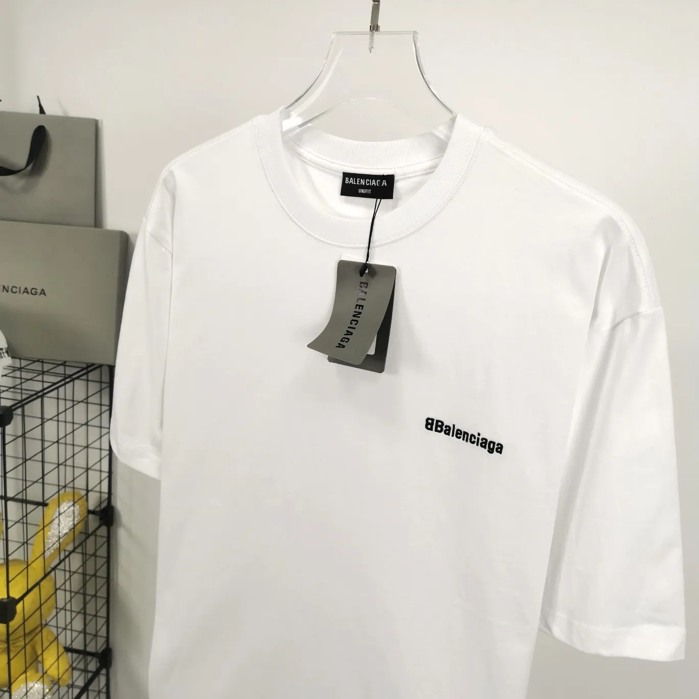 Top tested version BALENCIAGA basic embroidery logo pure cotton loose-fitting trendy brand short-sleeve for men and women. Fabric: 32S 280g super heavy fabric, ready-to-wear washable, soft and comfortable to the touch. Printing: Using Japanese Tajima embroidery technology, the embroidery is accurate, the printing is meticulous and full, and there is no thread skipping. Accessories: Customized full set of BLCG accessories Color: Fluorescent green black gray dark khaki white Size: XS-L P:240