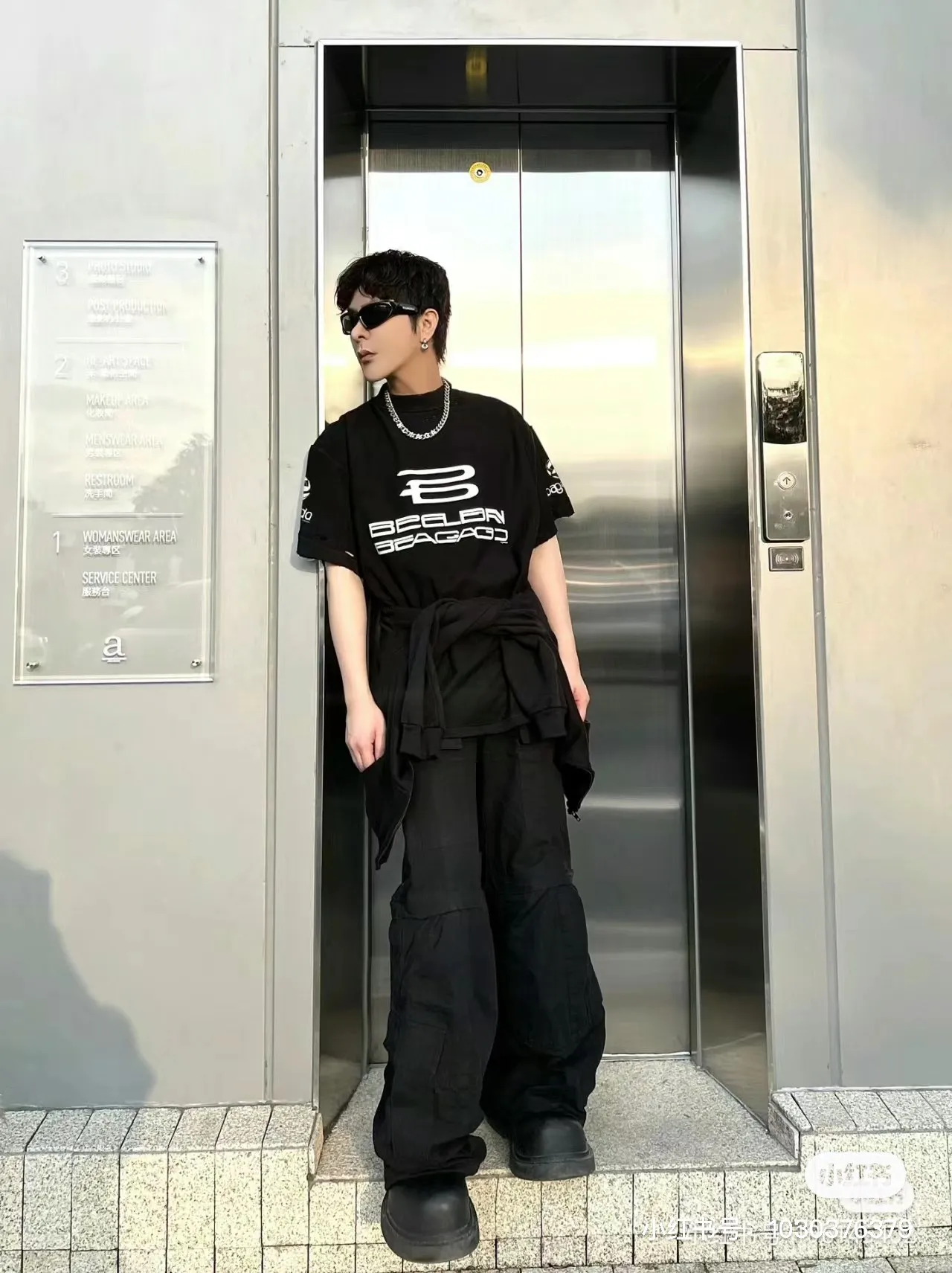 🎀Hot model pictures🎀【Latest new】Top tested version BALENCIAGA/Balenciaga 2024 SS AIGENERATED series new reverse stitched short-sleeved T-shirt ✅No.1 quality in the market Real ceiling quality ✅All original development drawings pay attention to details to avoid mixed use of stolen pictures by merchants ✅Correct 260g custom-woven and dyed double yarn pure cotton fabric, custom-dyed threads without color difference ✅Correct imported material printing, dot direct injection process, letters are clear and three-dimensional Firm and does not fall off ✅ Original reverse stitching, worn and washed, black and gray cuff printing is different, overweight craftsmanship, the same as the original version, different market currency. Here is an explanation why mine is a little more expensive than others, 1. It seems to be a simple printing or embroidery, but it is not simple at all. 10000% imported machine restoration is not just a lip service. Welcome to compare with peers. 2. Each model is produced by the company, and the details of the workmanship and fabrics are consistent with the original ones. There is no color difference with the counter. Replica is not terrible. Whoever fakes it will be embarrassed. It’s not shameful to make a replica, it’s shameful if you can’t buy the correct version if you make a replica. 3. Note that the threaded collars are all original collars of certain countries and regions, with high wrapping. The width of the neckline and cabinets are accurate to the millimeter. Thick necklines are not easy to deform. The collars of high-end products are all restored cabinets. They are different from the big collars in the world. Ordinary garbage short-sleeves are printed with a print. The clavicle of the upper body is exposed. Please be patient. Customers who have bought genuine products or have seen genuine products will come back to place orders again. This is quality. This is quality. 4. Different styles of washed wheat main wheat, including imported wheat, have different colors and codes. Really restore the counter. As we all know, Balenciaga has different English or different colors on the collar labels of each quarter. This distinguishes the fast food products with the same common main wheat washed wheat. 5. Pay attention to the workmanship. The stitching at the neckline has no folds, smooth and natural without overlapping lines, and truly restores this. This is something that many people cannot do. 6. The fabric is made of 260g Paris-specific double yarn. No one can make better fabrics than my family. There's really no way to compare it with the ordinary version on the market. Respect it. It's genuine and costs thousands of dollars anyway. Don't go for the quality of street stall products. 7. The workmanship is fully restored and the packaging is fully restored. The cost is huge. 8. I guarantee here that this is the highest quality you can find. Size: XS-S-M-L Color: Black Gray P:270