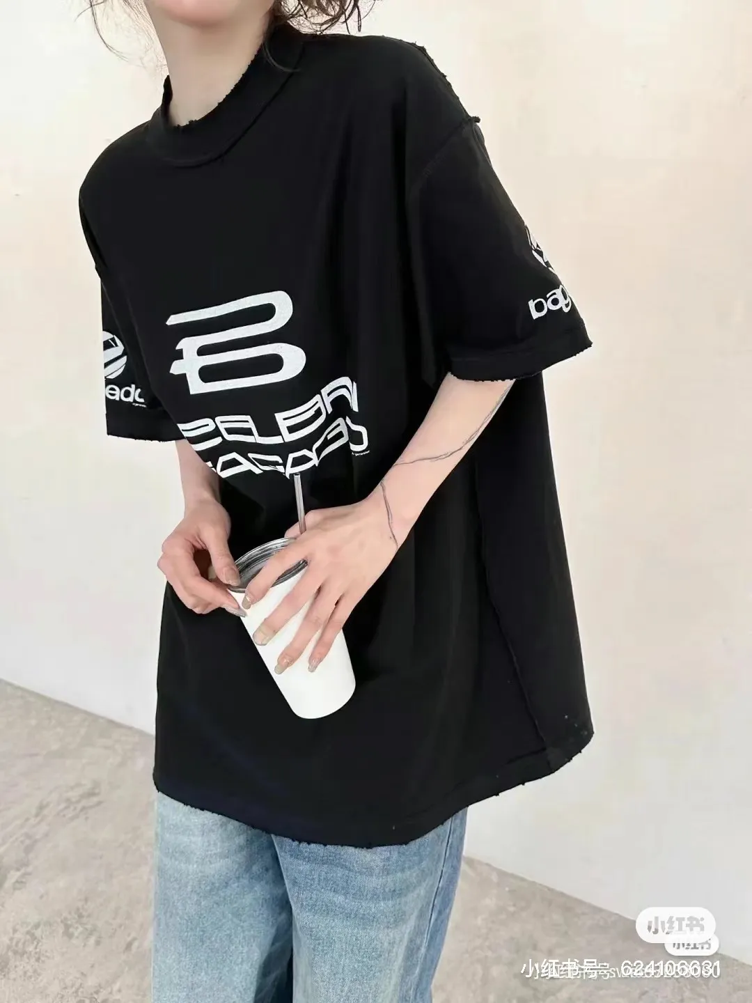 🎀Hot model pictures🎀【Latest new】Top tested version BALENCIAGA/Balenciaga 2024 SS AIGENERATED series new reverse stitched short-sleeved T-shirt ✅No.1 quality in the market Real ceiling quality ✅All original development drawings pay attention to details to avoid mixed use of stolen pictures by merchants ✅Correct 260g custom-woven and dyed double yarn pure cotton fabric, custom-dyed threads without color difference ✅Correct imported material printing, dot direct injection process, letters are clear and three-dimensional Firm and does not fall off ✅ Original reverse stitching, worn and washed, black and gray cuff printing is different, overweight craftsmanship, the same as the original version, different market currency. Here is an explanation why mine is a little more expensive than others, 1. It seems to be a simple printing or embroidery, but it is not simple at all. 10000% imported machine restoration is not just a lip service. Welcome to compare with peers. 2. Each model is produced by the company, and the details of the workmanship and fabrics are consistent with the original ones. There is no color difference with the counter. Replica is not terrible. Whoever fakes it will be embarrassed. It’s not shameful to make a replica, it’s shameful if you can’t buy the correct version if you make a replica. 3. Note that the threaded collars are all original collars of certain countries and regions, with high wrapping. The width of the neckline and cabinets are accurate to the millimeter. Thick necklines are not easy to deform. The collars of high-end products are all restored cabinets. They are different from the big collars in the world. Ordinary garbage short-sleeves are printed with a print. The clavicle of the upper body is exposed. Please be patient. Customers who have bought genuine products or have seen genuine products will come back to place orders again. This is quality. This is quality. 4. Different styles of washed wheat main wheat, including imported wheat, have different colors and codes. Really restore the counter. As we all know, Balenciaga has different English or different colors on the collar labels of each quarter. This distinguishes the fast food products with the same common main wheat washed wheat. 5. Pay attention to the workmanship. The stitching at the neckline has no folds, smooth and natural without overlapping lines, and truly restores this. This is something that many people cannot do. 6. The fabric is made of 260g Paris-specific double yarn. No one can make better fabrics than my family. There's really no way to compare it with the ordinary version on the market. Respect it. It's genuine and costs thousands of dollars anyway. Don't go for the quality of street stall products. 7. The workmanship is fully restored and the packaging is fully restored. The cost is huge. 8. I guarantee here that this is the highest quality you can find. Size: XS-S-M-L Color: Black Gray P:270