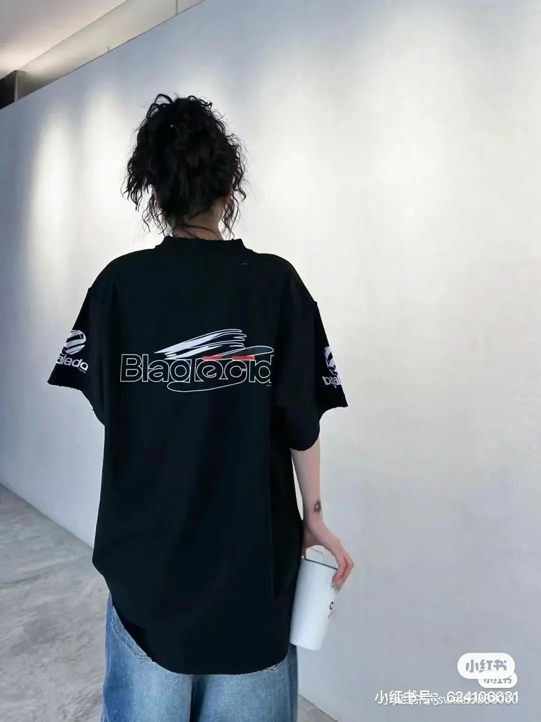🎀Hot model pictures🎀【Latest new】Top tested version BALENCIAGA/Balenciaga 2024 SS AIGENERATED series new reverse stitched short-sleeved T-shirt ✅No.1 quality in the market Real ceiling quality ✅All original development drawings pay attention to details to avoid mixed use of stolen pictures by merchants ✅Correct 260g custom-woven and dyed double yarn pure cotton fabric, custom-dyed threads without color difference ✅Correct imported material printing, dot direct injection process, letters are clear and three-dimensional Firm and does not fall off ✅ Original reverse stitching, worn and washed, black and gray cuff printing is different, overweight craftsmanship, the same as the original version, different market currency. Here is an explanation why mine is a little more expensive than others, 1. It seems to be a simple printing or embroidery, but it is not simple at all. 10000% imported machine restoration is not just a lip service. Welcome to compare with peers. 2. Each model is produced by the company, and the details of the workmanship and fabrics are consistent with the original ones. There is no color difference with the counter. Replica is not terrible. Whoever fakes it will be embarrassed. It’s not shameful to make a replica, it’s shameful if you can’t buy the correct version if you make a replica. 3. Note that the threaded collars are all original collars of certain countries and regions, with high wrapping. The width of the neckline and cabinets are accurate to the millimeter. Thick necklines are not easy to deform. The collars of high-end products are all restored cabinets. They are different from the big collars in the world. Ordinary garbage short-sleeves are printed with a print. The clavicle of the upper body is exposed. Please be patient. Customers who have bought genuine products or have seen genuine products will come back to place orders again. This is quality. This is quality. 4. Different styles of washed wheat main wheat, including imported wheat, have different colors and codes. Really restore the counter. As we all know, Balenciaga has different English or different colors on the collar labels of each quarter. This distinguishes the fast food products with the same common main wheat washed wheat. 5. Pay attention to the workmanship. The stitching at the neckline has no folds, smooth and natural without overlapping lines, and truly restores this. This is something that many people cannot do. 6. The fabric is made of 260g Paris-specific double yarn. No one can make better fabrics than my family. There's really no way to compare it with the ordinary version on the market. Respect it. It's genuine and costs thousands of dollars anyway. Don't go for the quality of street stall products. 7. The workmanship is fully restored and the packaging is fully restored. The cost is huge. 8. I guarantee here that this is the highest quality you can find. Size: XS-S-M-L Color: Black Gray P:270