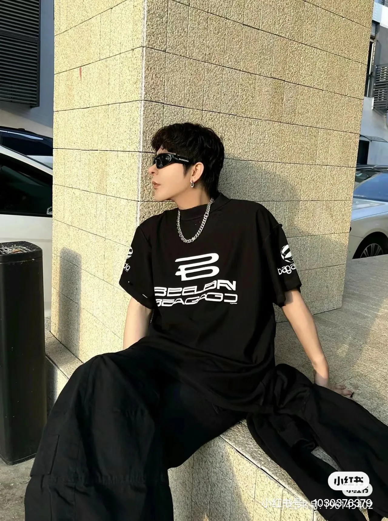 🎀Hot model pictures🎀【Latest new】Top tested version BALENCIAGA/Balenciaga 2024 SS AIGENERATED series new reverse stitched short-sleeved T-shirt ✅No.1 quality in the market Real ceiling quality ✅All original development drawings pay attention to details to avoid mixed use of stolen pictures by merchants ✅Correct 260g custom-woven and dyed double yarn pure cotton fabric, custom-dyed threads without color difference ✅Correct imported material printing, dot direct injection process, letters are clear and three-dimensional Firm and does not fall off ✅ Original reverse stitching, worn and washed, black and gray cuff printing is different, overweight craftsmanship, the same as the original version, different market currency. Here is an explanation why mine is a little more expensive than others, 1. It seems to be a simple printing or embroidery, but it is not simple at all. 10000% imported machine restoration is not just a lip service. Welcome to compare with peers. 2. Each model is produced by the company, and the details of the workmanship and fabrics are consistent with the original ones. There is no color difference with the counter. Replica is not terrible. Whoever fakes it will be embarrassed. It’s not shameful to make a replica, it’s shameful if you can’t buy the correct version if you make a replica. 3. Note that the threaded collars are all original collars of certain countries and regions, with high wrapping. The width of the neckline and cabinets are accurate to the millimeter. Thick necklines are not easy to deform. The collars of high-end products are all restored cabinets. They are different from the big collars in the world. Ordinary garbage short-sleeves are printed with a print. The clavicle of the upper body is exposed. Please be patient. Customers who have bought genuine products or have seen genuine products will come back to place orders again. This is quality. This is quality. 4. Different styles of washed wheat main wheat, including imported wheat, have different colors and codes. Really restore the counter. As we all know, Balenciaga has different English or different colors on the collar labels of each quarter. This distinguishes the fast food products with the same common main wheat washed wheat. 5. Pay attention to the workmanship. The stitching at the neckline has no folds, smooth and natural without overlapping lines, and truly restores this. This is something that many people cannot do. 6. The fabric is made of 260g Paris-specific double yarn. No one can make better fabrics than my family. There's really no way to compare it with the ordinary version on the market. Respect it. It's genuine and costs thousands of dollars anyway. Don't go for the quality of street stall products. 7. The workmanship is fully restored and the packaging is fully restored. The cost is huge. 8. I guarantee here that this is the highest quality you can find. Size: XS-S-M-L Color: Black Gray P:270