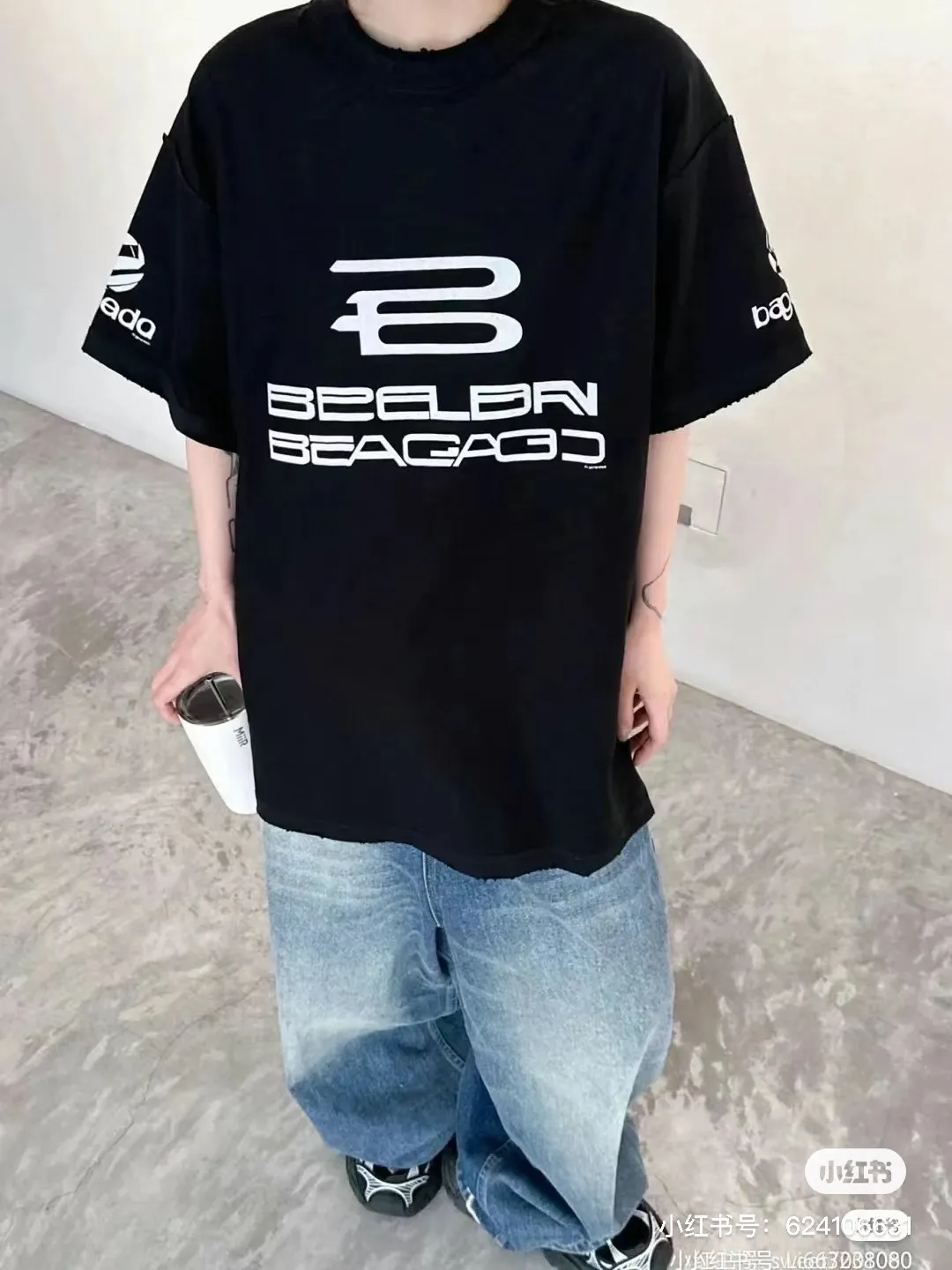 🎀Hot model pictures🎀【Latest new】Top tested version BALENCIAGA/Balenciaga 2024 SS AIGENERATED series new reverse stitched short-sleeved T-shirt ✅No.1 quality in the market Real ceiling quality ✅All original development drawings pay attention to details to avoid mixed use of stolen pictures by merchants ✅Correct 260g custom-woven and dyed double yarn pure cotton fabric, custom-dyed threads without color difference ✅Correct imported material printing, dot direct injection process, letters are clear and three-dimensional Firm and does not fall off ✅ Original reverse stitching, worn and washed, black and gray cuff printing is different, overweight craftsmanship, the same as the original version, different market currency. Here is an explanation why mine is a little more expensive than others, 1. It seems to be a simple printing or embroidery, but it is not simple at all. 10000% imported machine restoration is not just a lip service. Welcome to compare with peers. 2. Each model is produced by the company, and the details of the workmanship and fabrics are consistent with the original ones. There is no color difference with the counter. Replica is not terrible. Whoever fakes it will be embarrassed. It’s not shameful to make a replica, it’s shameful if you can’t buy the correct version if you make a replica. 3. Note that the threaded collars are all original collars of certain countries and regions, with high wrapping. The width of the neckline and cabinets are accurate to the millimeter. Thick necklines are not easy to deform. The collars of high-end products are all restored cabinets. They are different from the big collars in the world. Ordinary garbage short-sleeves are printed with a print. The clavicle of the upper body is exposed. Please be patient. Customers who have bought genuine products or have seen genuine products will come back to place orders again. This is quality. This is quality. 4. Different styles of washed wheat main wheat, including imported wheat, have different colors and codes. Really restore the counter. As we all know, Balenciaga has different English or different colors on the collar labels of each quarter. This distinguishes the fast food products with the same common main wheat washed wheat. 5. Pay attention to the workmanship. The stitching at the neckline has no folds, smooth and natural without overlapping lines, and truly restores this. This is something that many people cannot do. 6. The fabric is made of 260g Paris-specific double yarn. No one can make better fabrics than my family. There's really no way to compare it with the ordinary version on the market. Respect it. It's genuine and costs thousands of dollars anyway. Don't go for the quality of street stall products. 7. The workmanship is fully restored and the packaging is fully restored. The cost is huge. 8. I guarantee here that this is the highest quality you can find. Size: XS-S-M-L Color: Black Gray P:270
