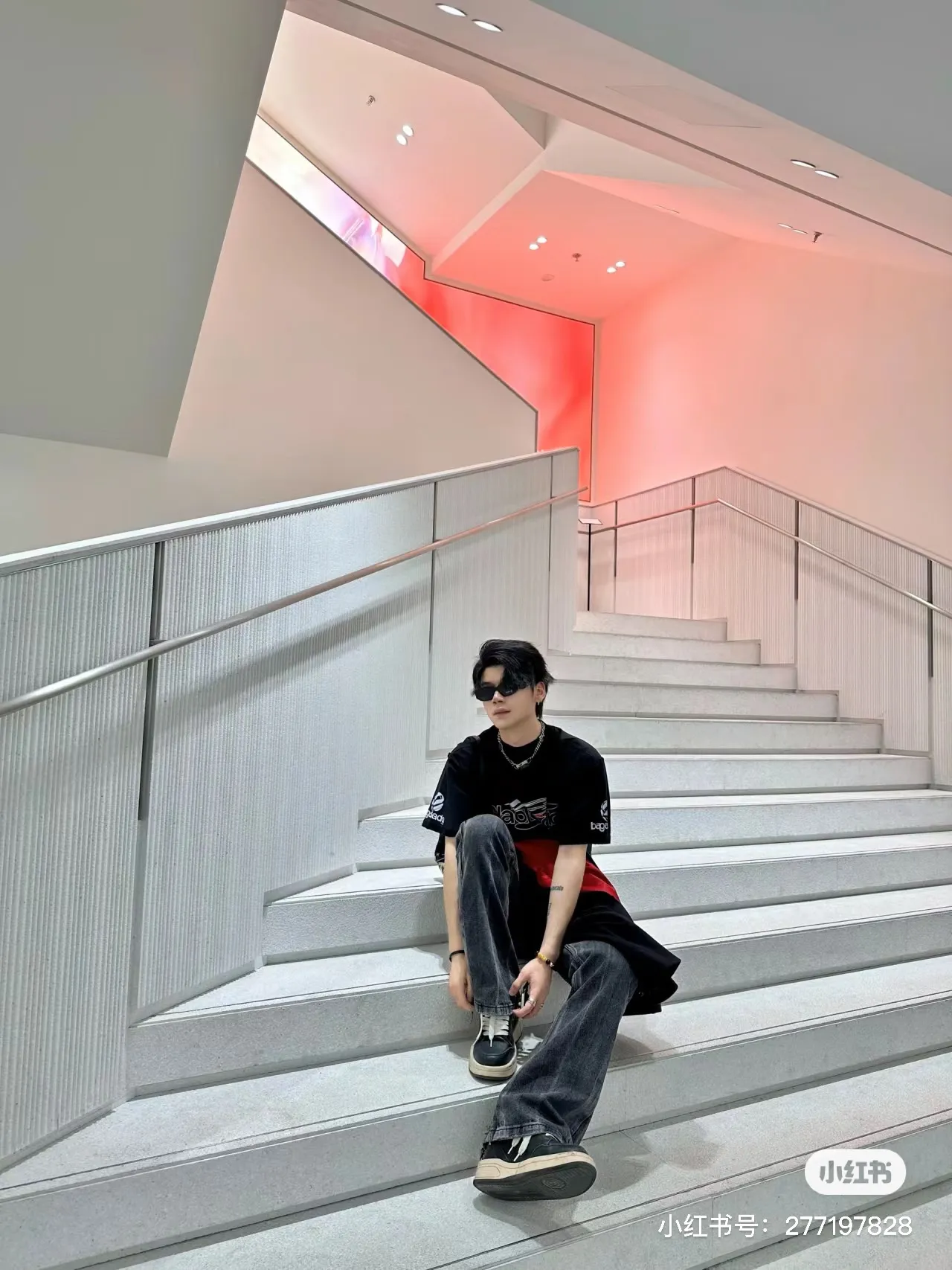 🎀Hot model pictures🎀【Latest new】Top tested version BALENCIAGA/Balenciaga 2024 SS AIGENERATED series new reverse stitched short-sleeved T-shirt ✅No.1 quality in the market Real ceiling quality ✅All original development drawings pay attention to details to avoid mixed use of stolen pictures by merchants ✅Correct 260g custom-woven and dyed double yarn pure cotton fabric, custom-dyed threads without color difference ✅Correct imported material printing, dot direct injection process, letters are clear and three-dimensional Firm and does not fall off ✅ Original reverse stitching, worn and washed, black and gray cuff printing is different, overweight craftsmanship, the same as the original version, different market currency. Here is an explanation why mine is a little more expensive than others, 1. It seems to be a simple printing or embroidery, but it is not simple at all. 10000% imported machine restoration is not just a lip service. Welcome to compare with peers. 2. Each model is produced by the company, and the details of the workmanship and fabrics are consistent with the original ones. There is no color difference with the counter. Replica is not terrible. Whoever fakes it will be embarrassed. It’s not shameful to make a replica, it’s shameful if you can’t buy the correct version if you make a replica. 3. Note that the threaded collars are all original collars of certain countries and regions, with high wrapping. The width of the neckline and cabinets are accurate to the millimeter. Thick necklines are not easy to deform. The collars of high-end products are all restored cabinets. They are different from the big collars in the world. Ordinary garbage short-sleeves are printed with a print. The clavicle of the upper body is exposed. Please be patient. Customers who have bought genuine products or have seen genuine products will come back to place orders again. This is quality. This is quality. 4. Different styles of washed wheat main wheat, including imported wheat, have different colors and codes. Really restore the counter. As we all know, Balenciaga has different English or different colors on the collar labels of each quarter. This distinguishes the fast food products with the same common main wheat washed wheat. 5. Pay attention to the workmanship. The stitching at the neckline has no folds, smooth and natural without overlapping lines, and truly restores this. This is something that many people cannot do. 6. The fabric is made of 260g Paris-specific double yarn. No one can make better fabrics than my family. There's really no way to compare it with the ordinary version on the market. Respect it. It's genuine and costs thousands of dollars anyway. Don't go for the quality of street stall products. 7. The workmanship is fully restored and the packaging is fully restored. The cost is huge. 8. I guarantee here that this is the highest quality you can find. Size: XS-S-M-L Color: Black Gray P:270
