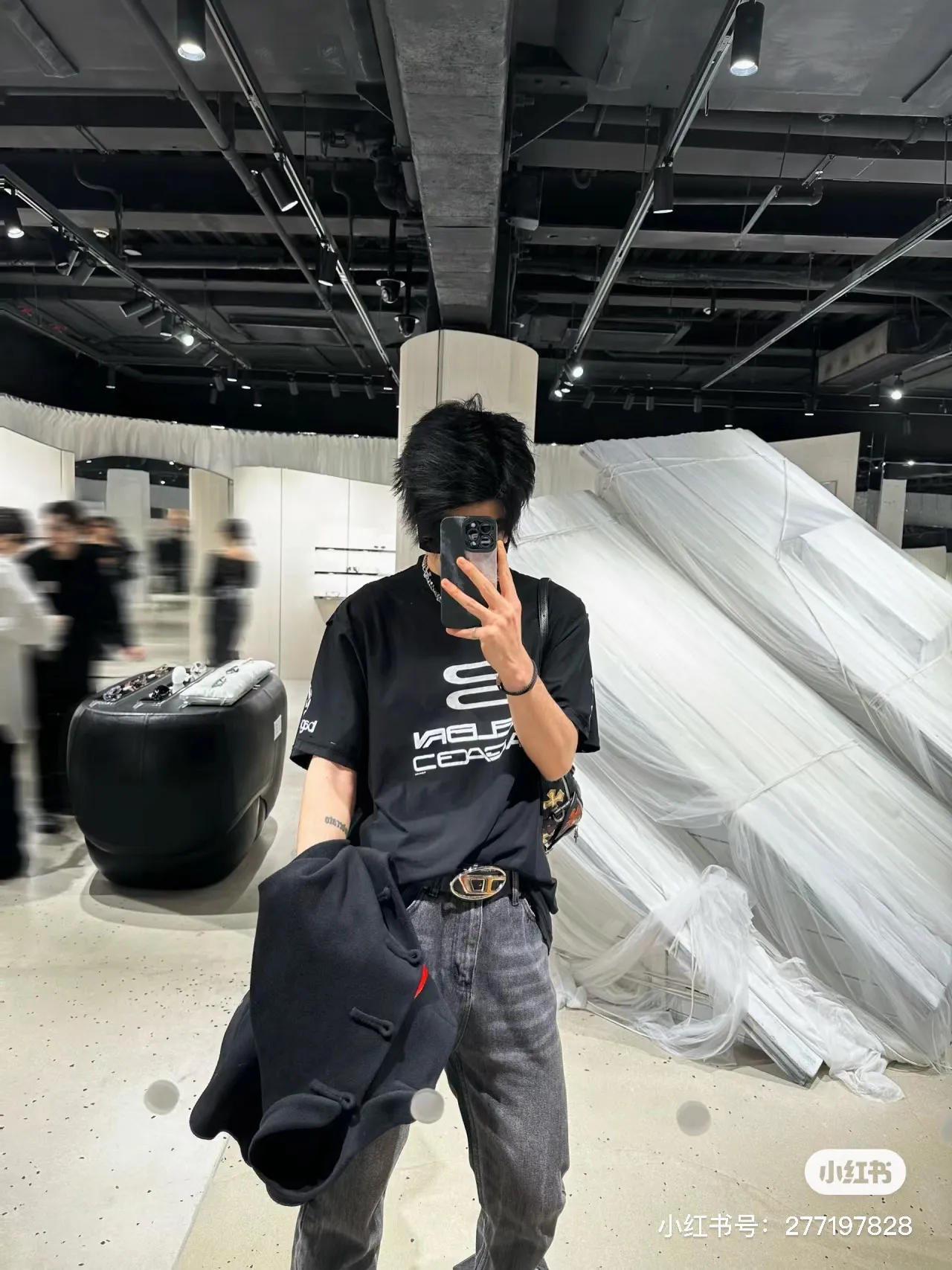 🎀Hot model pictures🎀【Latest new】Top tested version BALENCIAGA/Balenciaga 2024 SS AIGENERATED series new reverse stitched short-sleeved T-shirt ✅No.1 quality in the market Real ceiling quality ✅All original development drawings pay attention to details to avoid mixed use of stolen pictures by merchants ✅Correct 260g custom-woven and dyed double yarn pure cotton fabric, custom-dyed threads without color difference ✅Correct imported material printing, dot direct injection process, letters are clear and three-dimensional Firm and does not fall off ✅ Original reverse stitching, worn and washed, black and gray cuff printing is different, overweight craftsmanship, the same as the original version, different market currency. Here is an explanation why mine is a little more expensive than others, 1. It seems to be a simple printing or embroidery, but it is not simple at all. 10000% imported machine restoration is not just a lip service. Welcome to compare with peers. 2. Each model is produced by the company, and the details of the workmanship and fabrics are consistent with the original ones. There is no color difference with the counter. Replica is not terrible. Whoever fakes it will be embarrassed. It’s not shameful to make a replica, it’s shameful if you can’t buy the correct version if you make a replica. 3. Note that the threaded collars are all original collars of certain countries and regions, with high wrapping. The width of the neckline and cabinets are accurate to the millimeter. Thick necklines are not easy to deform. The collars of high-end products are all restored cabinets. They are different from the big collars in the world. Ordinary garbage short-sleeves are printed with a print. The clavicle of the upper body is exposed. Please be patient. Customers who have bought genuine products or have seen genuine products will come back to place orders again. This is quality. This is quality. 4. Different styles of washed wheat main wheat, including imported wheat, have different colors and codes. Really restore the counter. As we all know, Balenciaga has different English or different colors on the collar labels of each quarter. This distinguishes the fast food products with the same common main wheat washed wheat. 5. Pay attention to the workmanship. The stitching at the neckline has no folds, smooth and natural without overlapping lines, and truly restores this. This is something that many people cannot do. 6. The fabric is made of 260g Paris-specific double yarn. No one can make better fabrics than my family. There's really no way to compare it with the ordinary version on the market. Respect it. It's genuine and costs thousands of dollars anyway. Don't go for the quality of street stall products. 7. The workmanship is fully restored and the packaging is fully restored. The cost is huge. 8. I guarantee here that this is the highest quality you can find. Size: XS-S-M-L Color: Black Gray P:270