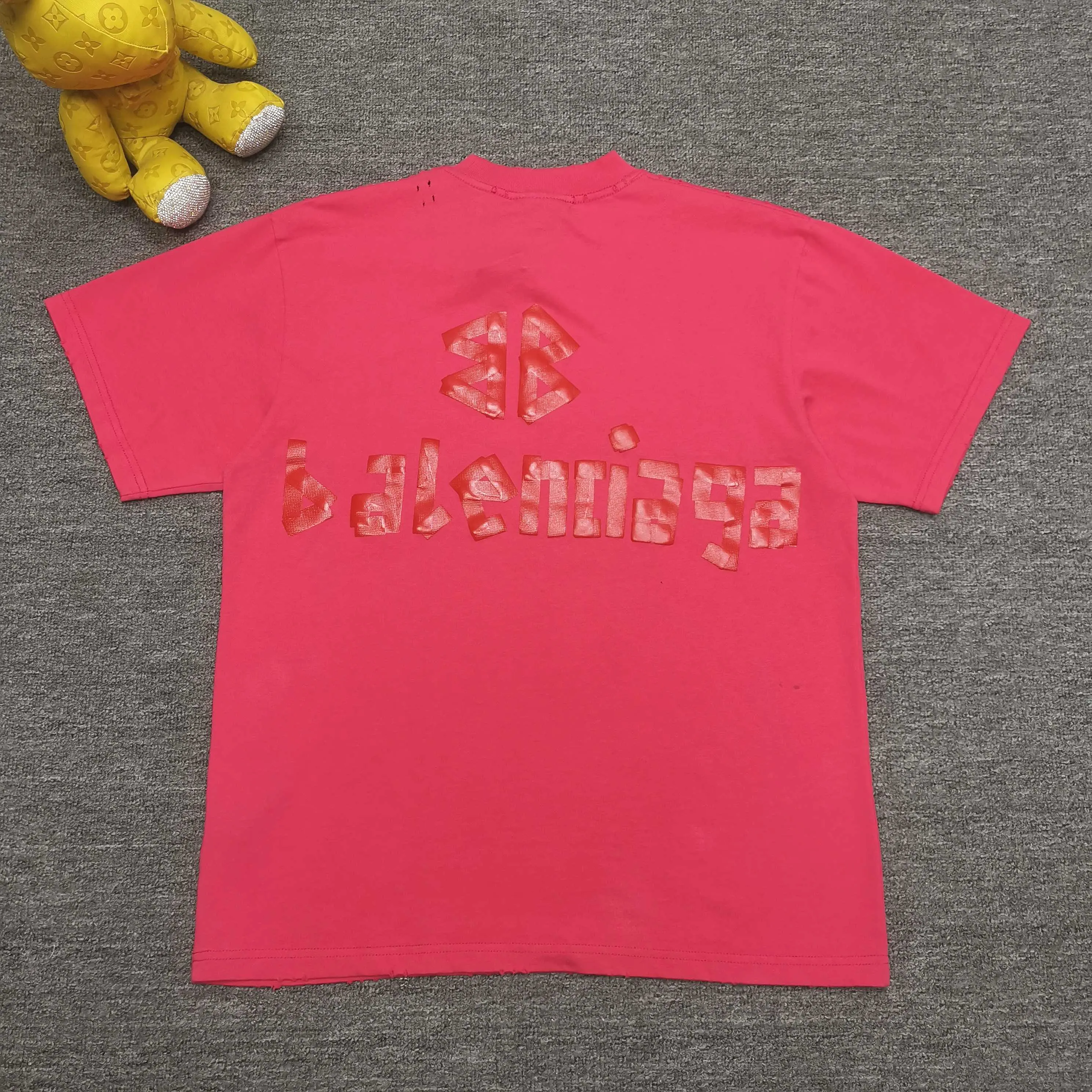 Top tested version ❤️ Balenciaga tape new style rose red front and back letter masking tape short-sleeved T-shirt 280 grams full of texture, clean cloth, soft and comfortable. Solona thread dyeing without color difference. The fabric is made of 16s single yarn combed cotton plain weave. The original is custom-dyed in gray and black, and the front panel is printed using an elliptical machine screen + digital direct inkjet integrated machine. Imported environmentally friendly glue + transparent slurry is used as a base and the digital slurry is scraped twice. The color is printed using digital direct inkjet printing. According to the original refined artwork, the color is deepened at the connection position of the letters. The overall visual effect is like a hand-made decal on textured paper. The back panel is printed with fluorescent ink, and all hand-painted blurred strokes at the connecting positions of the letters make the letters more three-dimensional in the overall visual effect. The ready-made garments are hand-worn and cut out, and softeners are added to sand-wash, stir-fry, make the color old and soft. os dropped shoulders, loose version, same style for men and women. Color: Rose Red Size: XS-L P:280