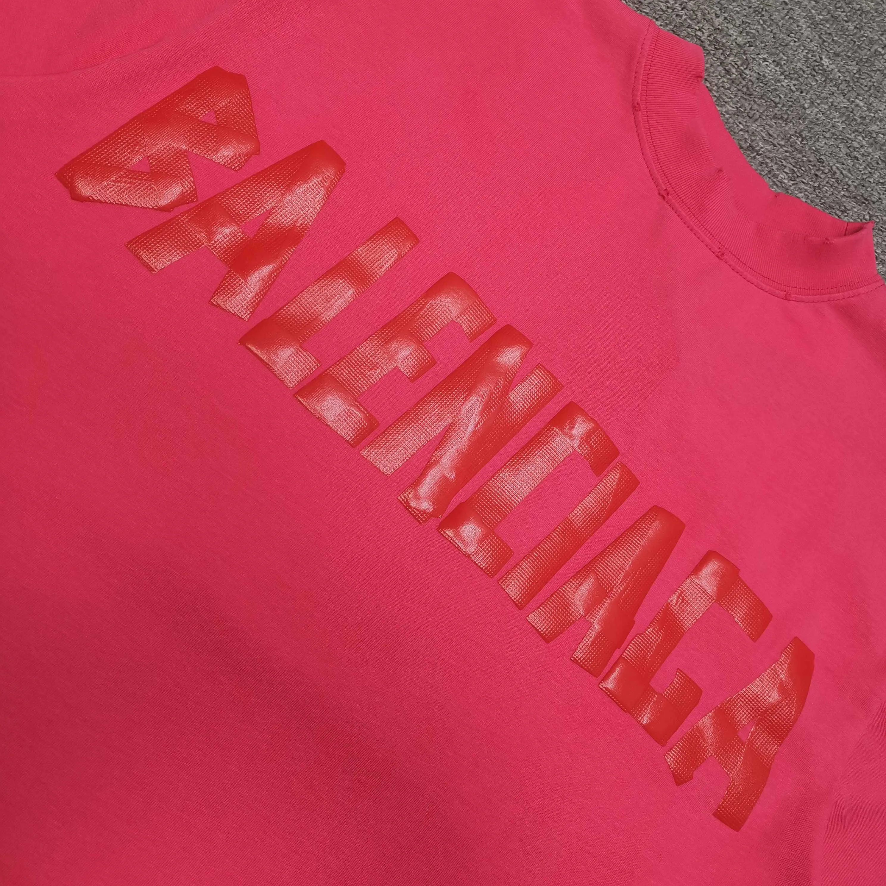 Top tested version ❤️ Balenciaga tape new style rose red front and back letter masking tape short-sleeved T-shirt 280 grams full of texture, clean cloth, soft and comfortable. Solona thread dyeing without color difference. The fabric is made of 16s single yarn combed cotton plain weave. The original is custom-dyed in gray and black, and the front panel is printed using an elliptical machine screen + digital direct inkjet integrated machine. Imported environmentally friendly glue + transparent slurry is used as a base and the digital slurry is scraped twice. The color is printed using digital direct inkjet printing. According to the original refined artwork, the color is deepened at the connection position of the letters. The overall visual effect is like a hand-made decal on textured paper. The back panel is printed with fluorescent ink, and all hand-painted blurred strokes at the connecting positions of the letters make the letters more three-dimensional in the overall visual effect. The ready-made garments are hand-worn and cut out, and softeners are added to sand-wash, stir-fry, make the color old and soft. os dropped shoulders, loose version, same style for men and women. Color: Rose Red Size: XS-L P:280