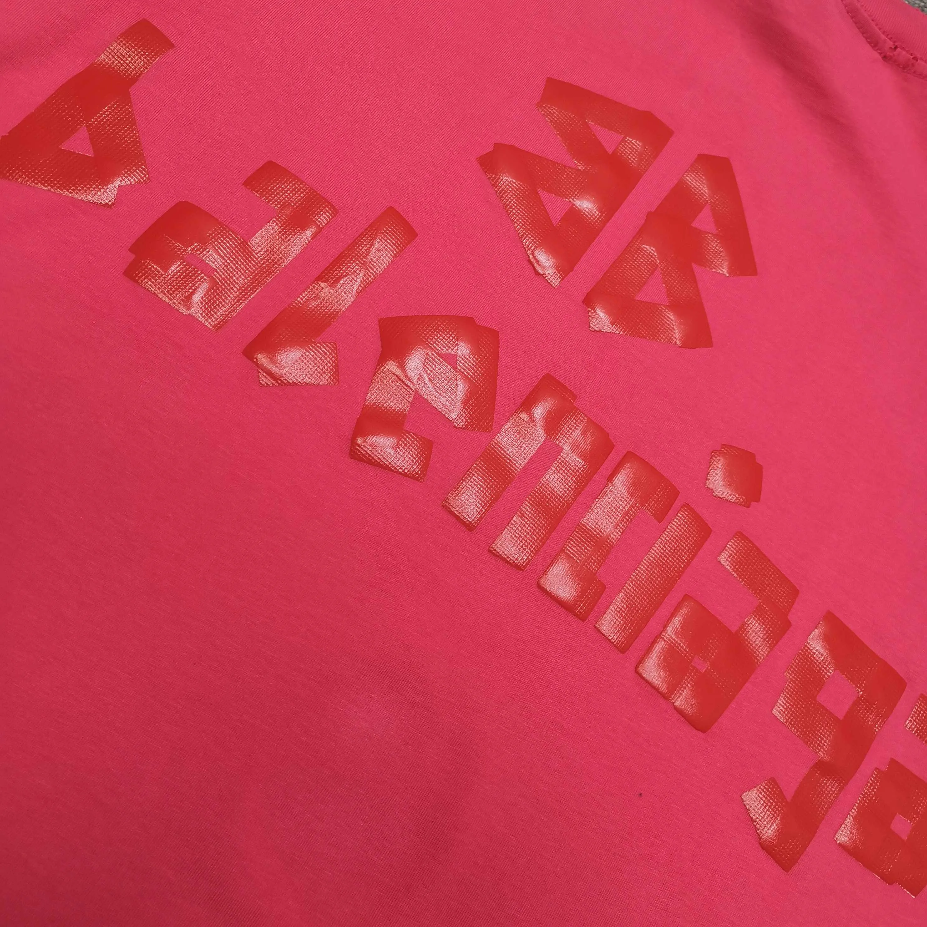 Top tested version ❤️ Balenciaga tape new style rose red front and back letter masking tape short-sleeved T-shirt 280 grams full of texture, clean cloth, soft and comfortable. Solona thread dyeing without color difference. The fabric is made of 16s single yarn combed cotton plain weave. The original is custom-dyed in gray and black, and the front panel is printed using an elliptical machine screen + digital direct inkjet integrated machine. Imported environmentally friendly glue + transparent slurry is used as a base and the digital slurry is scraped twice. The color is printed using digital direct inkjet printing. According to the original refined artwork, the color is deepened at the connection position of the letters. The overall visual effect is like a hand-made decal on textured paper. The back panel is printed with fluorescent ink, and all hand-painted blurred strokes at the connecting positions of the letters make the letters more three-dimensional in the overall visual effect. The ready-made garments are hand-worn and cut out, and softeners are added to sand-wash, stir-fry, make the color old and soft. os dropped shoulders, loose version, same style for men and women. Color: Rose Red Size: XS-L P:280