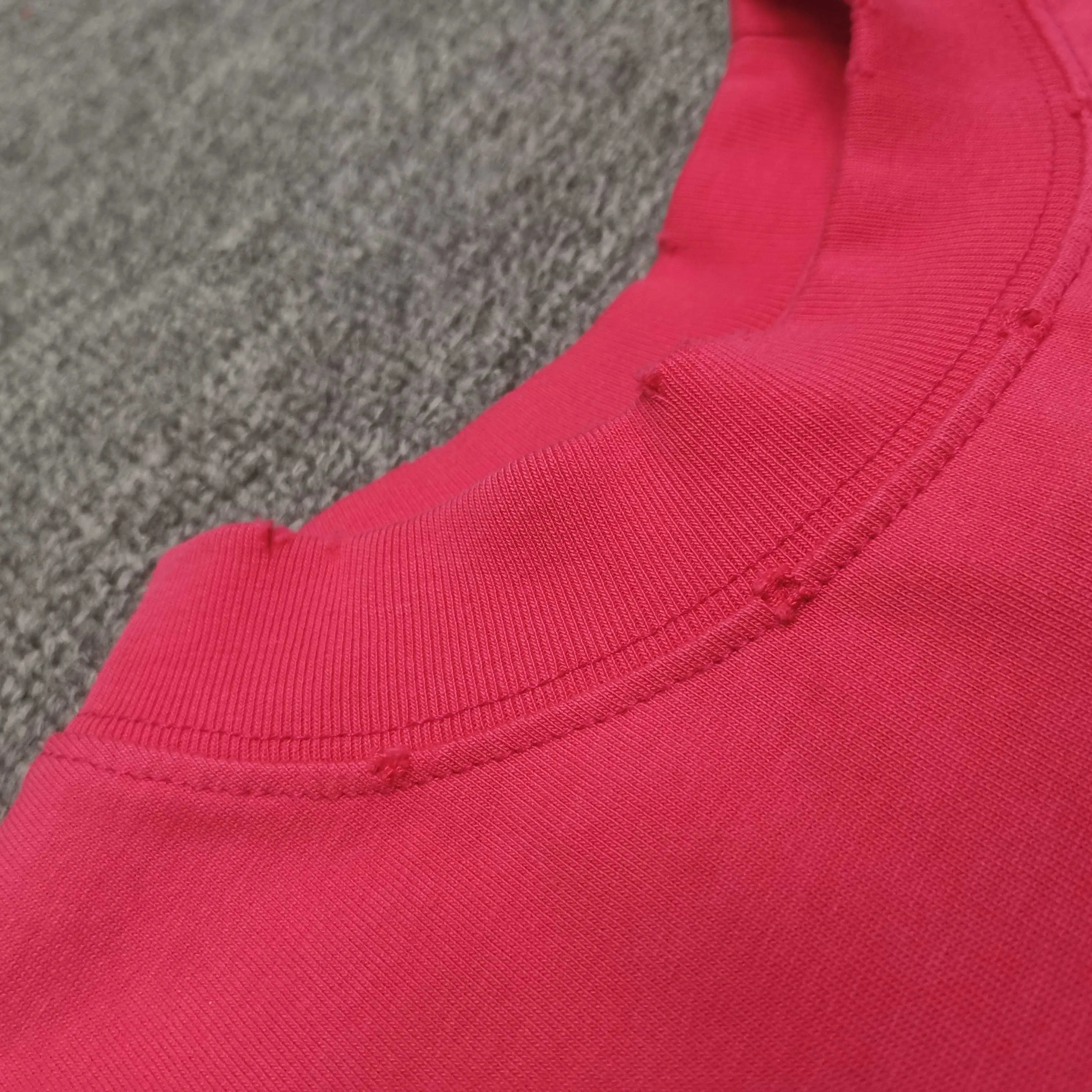 Top tested version ❤️ Balenciaga tape new style rose red front and back letter masking tape short-sleeved T-shirt 280 grams full of texture, clean cloth, soft and comfortable. Solona thread dyeing without color difference. The fabric is made of 16s single yarn combed cotton plain weave. The original is custom-dyed in gray and black, and the front panel is printed using an elliptical machine screen + digital direct inkjet integrated machine. Imported environmentally friendly glue + transparent slurry is used as a base and the digital slurry is scraped twice. The color is printed using digital direct inkjet printing. According to the original refined artwork, the color is deepened at the connection position of the letters. The overall visual effect is like a hand-made decal on textured paper. The back panel is printed with fluorescent ink, and all hand-painted blurred strokes at the connecting positions of the letters make the letters more three-dimensional in the overall visual effect. The ready-made garments are hand-worn and cut out, and softeners are added to sand-wash, stir-fry, make the color old and soft. os dropped shoulders, loose version, same style for men and women. Color: Rose Red Size: XS-L P:280