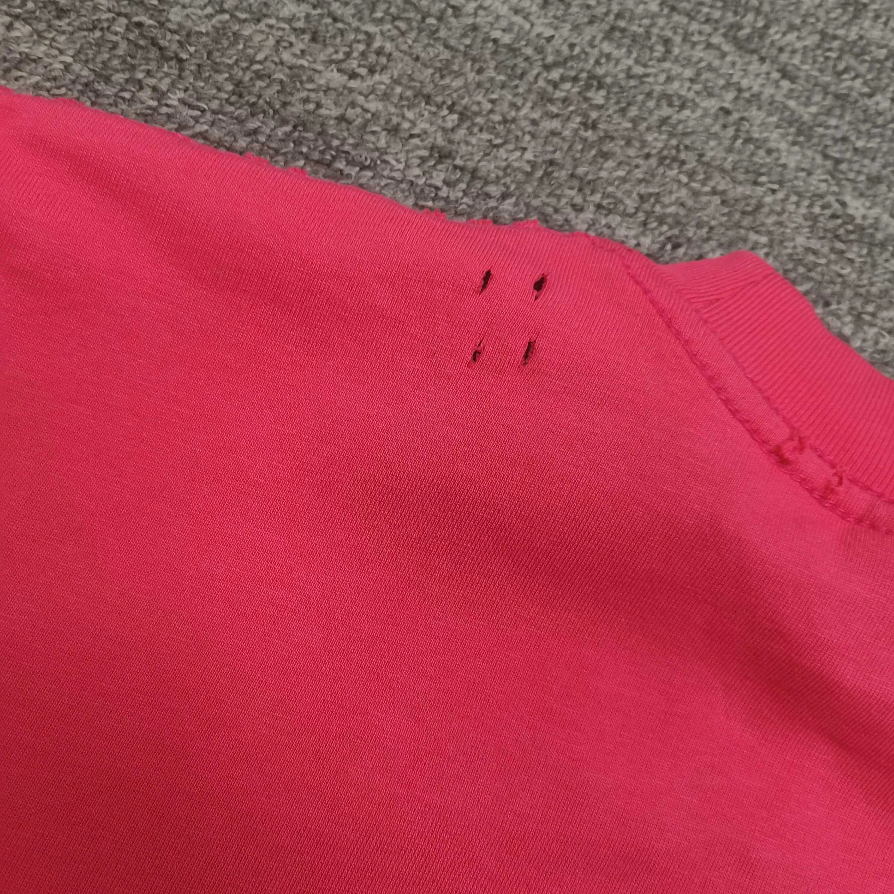Top tested version ❤️ Balenciaga tape new style rose red front and back letter masking tape short-sleeved T-shirt 280 grams full of texture, clean cloth, soft and comfortable. Solona thread dyeing without color difference. The fabric is made of 16s single yarn combed cotton plain weave. The original is custom-dyed in gray and black, and the front panel is printed using an elliptical machine screen + digital direct inkjet integrated machine. Imported environmentally friendly glue + transparent slurry is used as a base and the digital slurry is scraped twice. The color is printed using digital direct inkjet printing. According to the original refined artwork, the color is deepened at the connection position of the letters. The overall visual effect is like a hand-made decal on textured paper. The back panel is printed with fluorescent ink, and all hand-painted blurred strokes at the connecting positions of the letters make the letters more three-dimensional in the overall visual effect. The ready-made garments are hand-worn and cut out, and softeners are added to sand-wash, stir-fry, make the color old and soft. os dropped shoulders, loose version, same style for men and women. Color: Rose Red Size: XS-L P:280