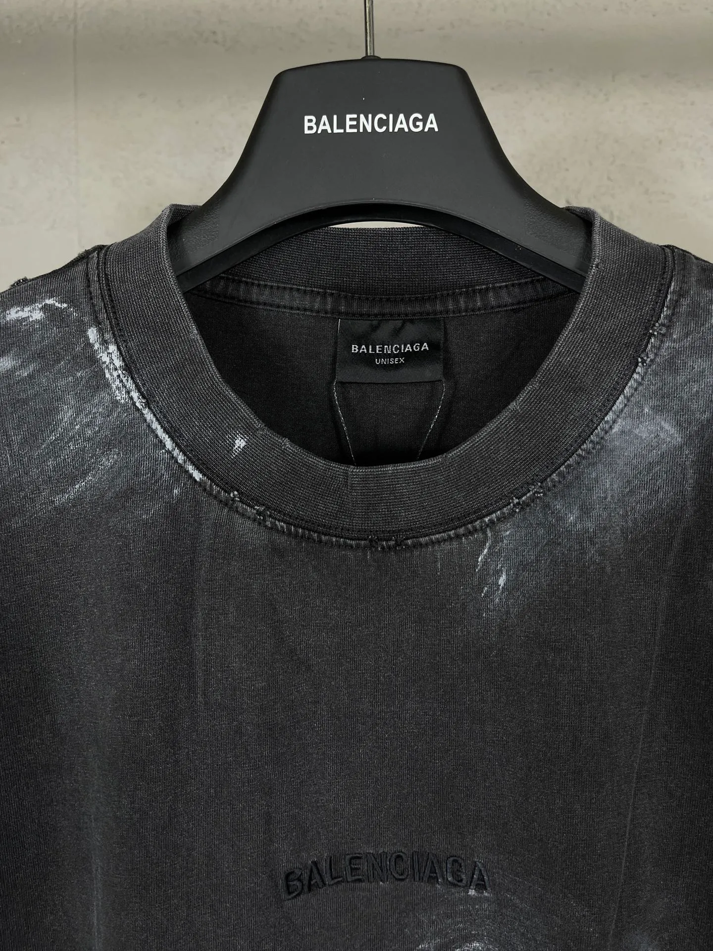 🅿️226 Actual pictures [Top version. Official website quality] BALENCI*GA/Paris #2025 new style. Front and back letter LOGO embroidery, hand-painted graffiti, washed and worn long-sleeved T-shirt, full of design. Welcome to compare. Notice! ️The fabric uses genuine environmentally friendly dyes, custom-woven and dyed 100% cotton double yarn, weight 260 grams, the cloth surface is clean. The cloth pattern is clear, soft and comfortable. The threads are dyed with no color difference. The classic letter LOGO is embroidered using imported Tajima embroidery machine. The garments are washed, distressed and hand-painted with graffiti. Extra heavy craftsmanship. . Restore the brick cabinet, adopt OS loose shoulder style. Same style for men and women. Code: BL255072 Color: black and gray Size: XS S M L
