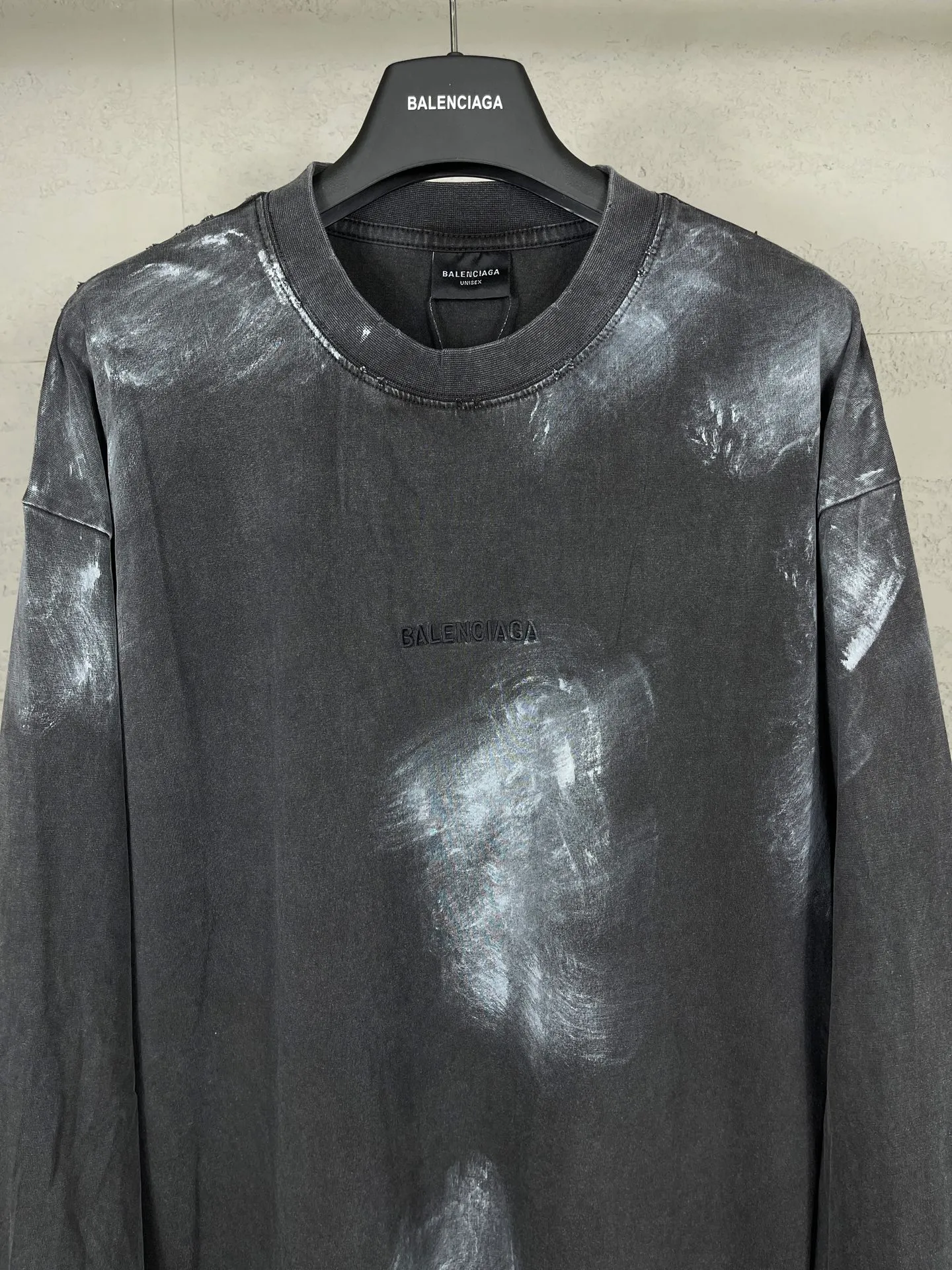 🅿️226 Actual pictures [Top version. Official website quality] BALENCI*GA/Paris #2025 new style. Front and back letter LOGO embroidery, hand-painted graffiti, washed and worn long-sleeved T-shirt, full of design. Welcome to compare. Notice! ️The fabric uses genuine environmentally friendly dyes, custom-woven and dyed 100% cotton double yarn, weight 260 grams, the cloth surface is clean. The cloth pattern is clear, soft and comfortable. The threads are dyed with no color difference. The classic letter LOGO is embroidered using imported Tajima embroidery machine. The garments are washed, distressed and hand-painted with graffiti. Extra heavy craftsmanship. . Restore the brick cabinet, adopt OS loose shoulder style. Same style for men and women. Code: BL255072 Color: black and gray Size: XS S M L