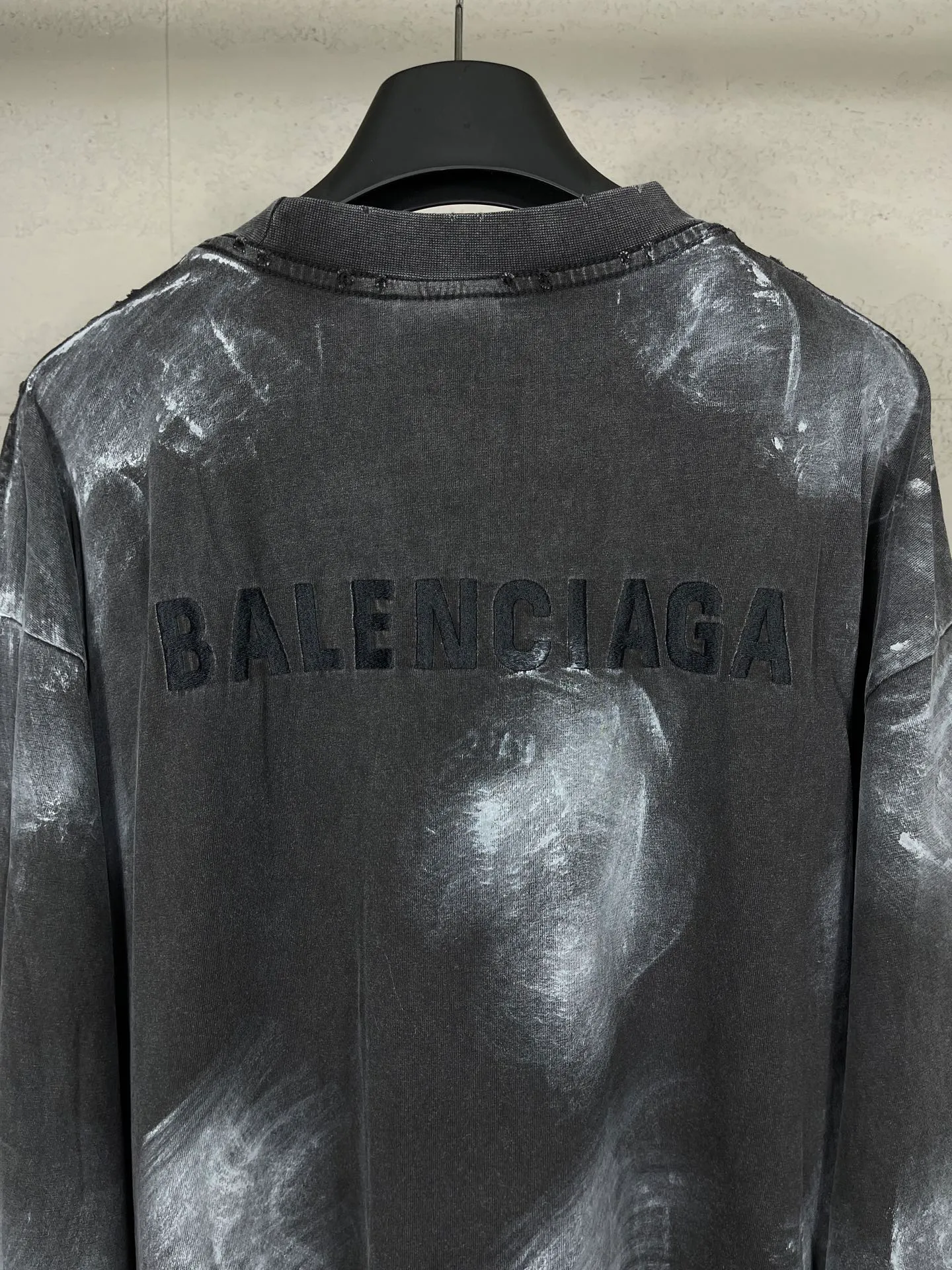 🅿️226 Actual pictures [Top version. Official website quality] BALENCI*GA/Paris #2025 new style. Front and back letter LOGO embroidery, hand-painted graffiti, washed and worn long-sleeved T-shirt, full of design. Welcome to compare. Notice! ️The fabric uses genuine environmentally friendly dyes, custom-woven and dyed 100% cotton double yarn, weight 260 grams, the cloth surface is clean. The cloth pattern is clear, soft and comfortable. The threads are dyed with no color difference. The classic letter LOGO is embroidered using imported Tajima embroidery machine. The garments are washed, distressed and hand-painted with graffiti. Extra heavy craftsmanship. . Restore the brick cabinet, adopt OS loose shoulder style. Same style for men and women. Code: BL255072 Color: black and gray Size: XS S M L
