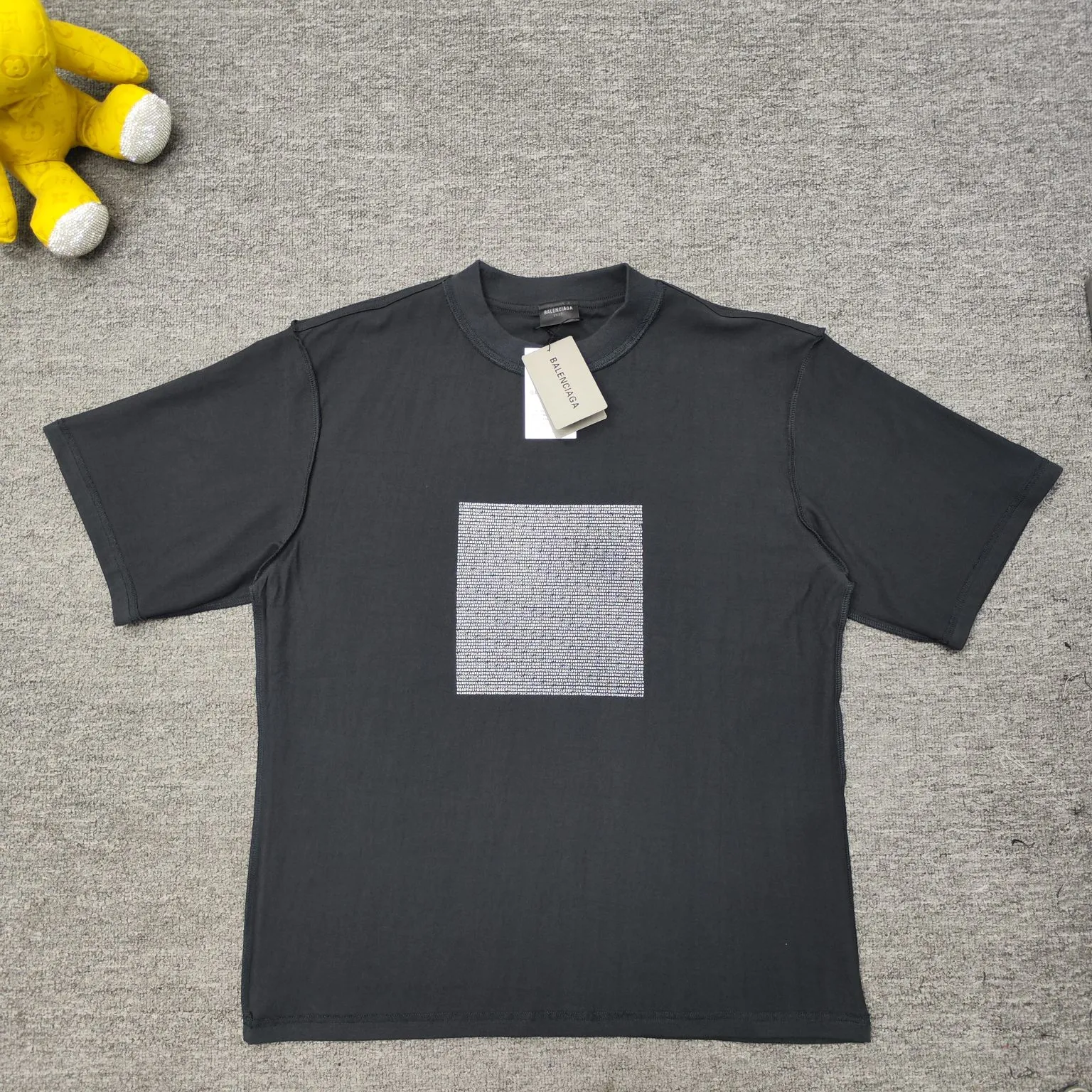 [New] Top version - BALENCIAGA - 24 new reverse wear three-dimensional thick plate rubber letter printed short-sleeved T-shirts. The original development of custom-woven fabrics is washed and processed. The high-gram weight 280-gram fabric is full of texture. The cloth surface is clean, soft and comfortable. Solona thread fixed dyeing has no color difference. The latest version of the computer printing system is used for scanning processing. The computer scans and develops the printing film. All the details of the dots and letter spacing are greatly restored. It is made of screen printing composite and is specially blended with the same color glue material according to the original color. Penetrating water-based flat screen printing is used. The pigments penetrate into the fibers of the fabric. The viscosity of the color paste should be adjusted appropriately to facilitate uniform sizing of the fabric and smooth patterns. The front and back sides are made through special cutting and sewing techniques to turn the inside out of the clothing to form a unique visual effect. The inside-out design can highlight the layering of the clothing and make the overall shape richer and three-dimensional. Double chain stitching on the back shoulders. Customized new collar label. The original straight-cut contour version is highly recognizable. Color: Black Size: XS-L P:270