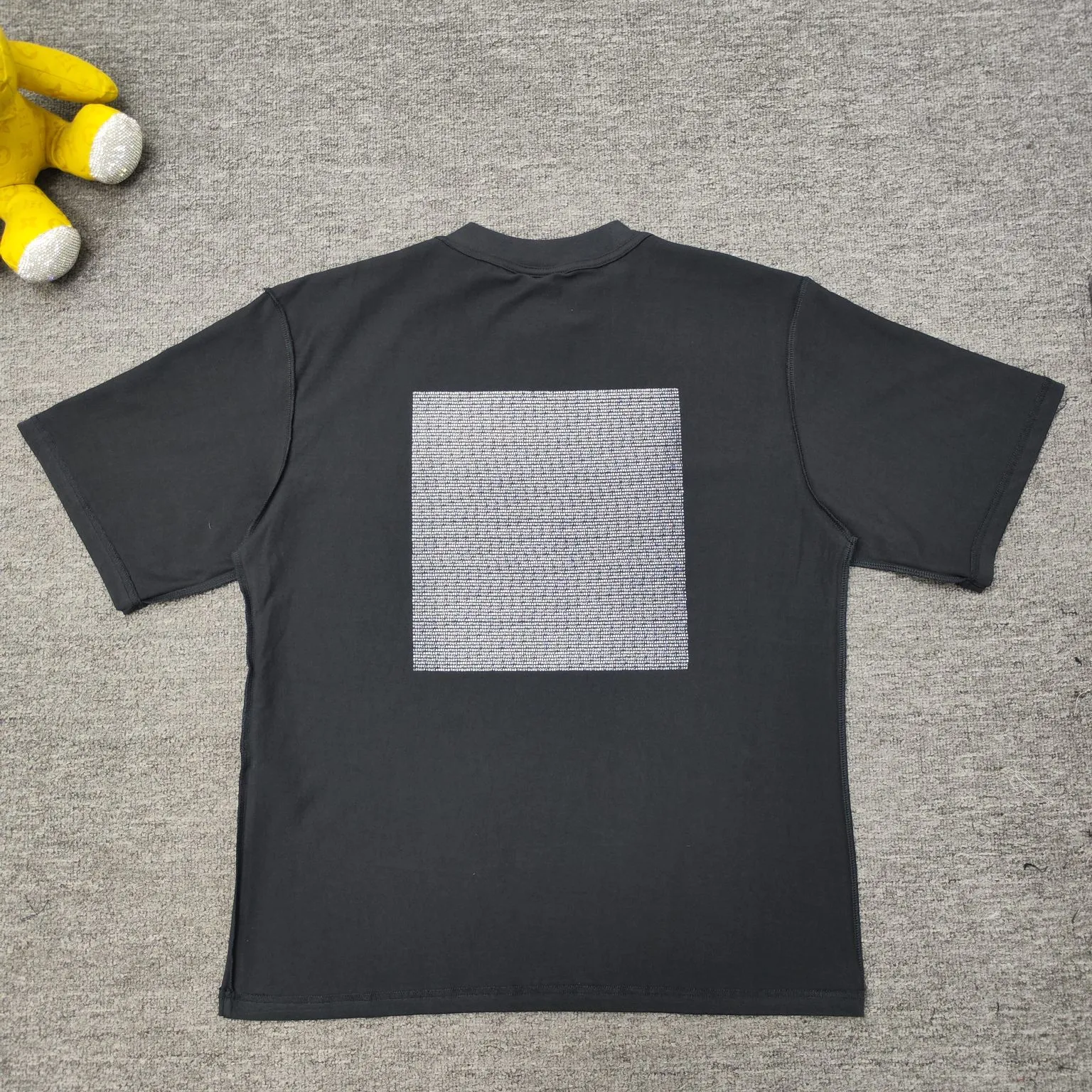 [New] Top version - BALENCIAGA - 24 new reverse wear three-dimensional thick plate rubber letter printed short-sleeved T-shirts. The original development of custom-woven fabrics is washed and processed. The high-gram weight 280-gram fabric is full of texture. The cloth surface is clean, soft and comfortable. Solona thread fixed dyeing has no color difference. The latest version of the computer printing system is used for scanning processing. The computer scans and develops the printing film. All the details of the dots and letter spacing are greatly restored. It is made of screen printing composite and is specially blended with the same color glue material according to the original color. Penetrating water-based flat screen printing is used. The pigments penetrate into the fibers of the fabric. The viscosity of the color paste should be adjusted appropriately to facilitate uniform sizing of the fabric and smooth patterns. The front and back sides are made through special cutting and sewing techniques to turn the inside out of the clothing to form a unique visual effect. The inside-out design can highlight the layering of the clothing and make the overall shape richer and three-dimensional. Double chain stitching on the back shoulders. Customized new collar label. The original straight-cut contour version is highly recognizable. Color: Black Size: XS-L P:270