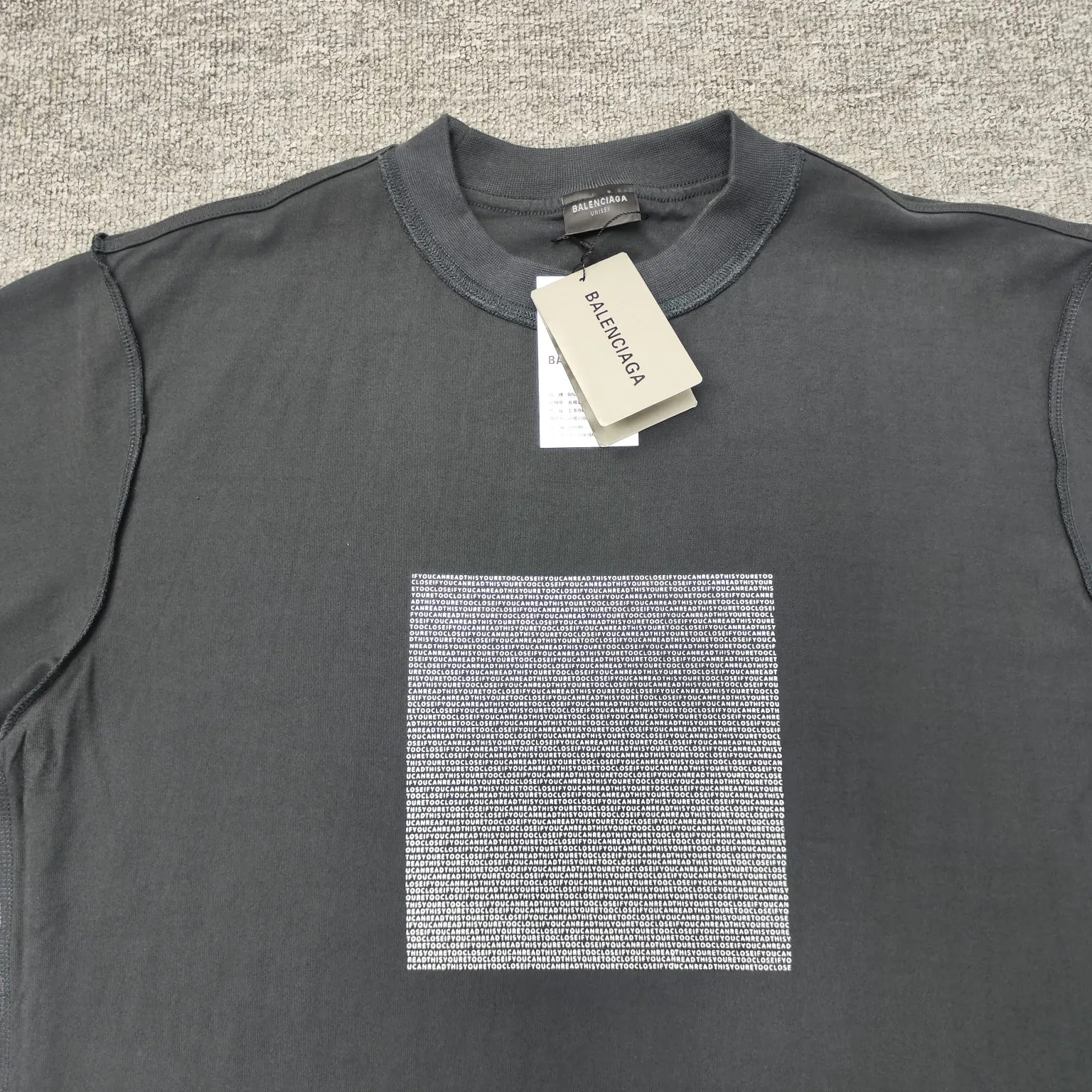 [New] Top version - BALENCIAGA - 24 new reverse wear three-dimensional thick plate rubber letter printed short-sleeved T-shirts. The original development of custom-woven fabrics is washed and processed. The high-gram weight 280-gram fabric is full of texture. The cloth surface is clean, soft and comfortable. Solona thread fixed dyeing has no color difference. The latest version of the computer printing system is used for scanning processing. The computer scans and develops the printing film. All the details of the dots and letter spacing are greatly restored. It is made of screen printing composite and is specially blended with the same color glue material according to the original color. Penetrating water-based flat screen printing is used. The pigments penetrate into the fibers of the fabric. The viscosity of the color paste should be adjusted appropriately to facilitate uniform sizing of the fabric and smooth patterns. The front and back sides are made through special cutting and sewing techniques to turn the inside out of the clothing to form a unique visual effect. The inside-out design can highlight the layering of the clothing and make the overall shape richer and three-dimensional. Double chain stitching on the back shoulders. Customized new collar label. The original straight-cut contour version is highly recognizable. Color: Black Size: XS-L P:270