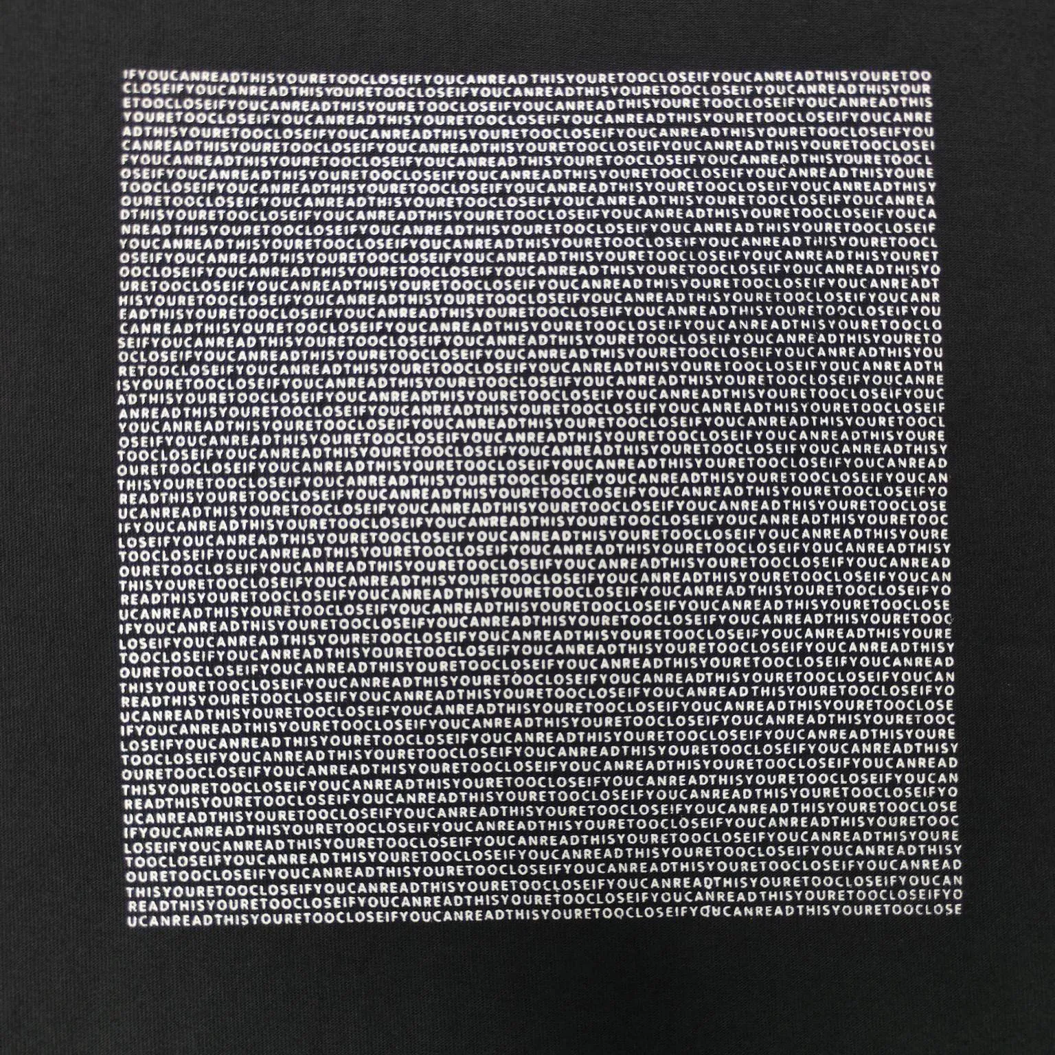 [New] Top version - BALENCIAGA - 24 new reverse wear three-dimensional thick plate rubber letter printed short-sleeved T-shirts. The original development of custom-woven fabrics is washed and processed. The high-gram weight 280-gram fabric is full of texture. The cloth surface is clean, soft and comfortable. Solona thread fixed dyeing has no color difference. The latest version of the computer printing system is used for scanning processing. The computer scans and develops the printing film. All the details of the dots and letter spacing are greatly restored. It is made of screen printing composite and is specially blended with the same color glue material according to the original color. Penetrating water-based flat screen printing is used. The pigments penetrate into the fibers of the fabric. The viscosity of the color paste should be adjusted appropriately to facilitate uniform sizing of the fabric and smooth patterns. The front and back sides are made through special cutting and sewing techniques to turn the inside out of the clothing to form a unique visual effect. The inside-out design can highlight the layering of the clothing and make the overall shape richer and three-dimensional. Double chain stitching on the back shoulders. Customized new collar label. The original straight-cut contour version is highly recognizable. Color: Black Size: XS-L P:270