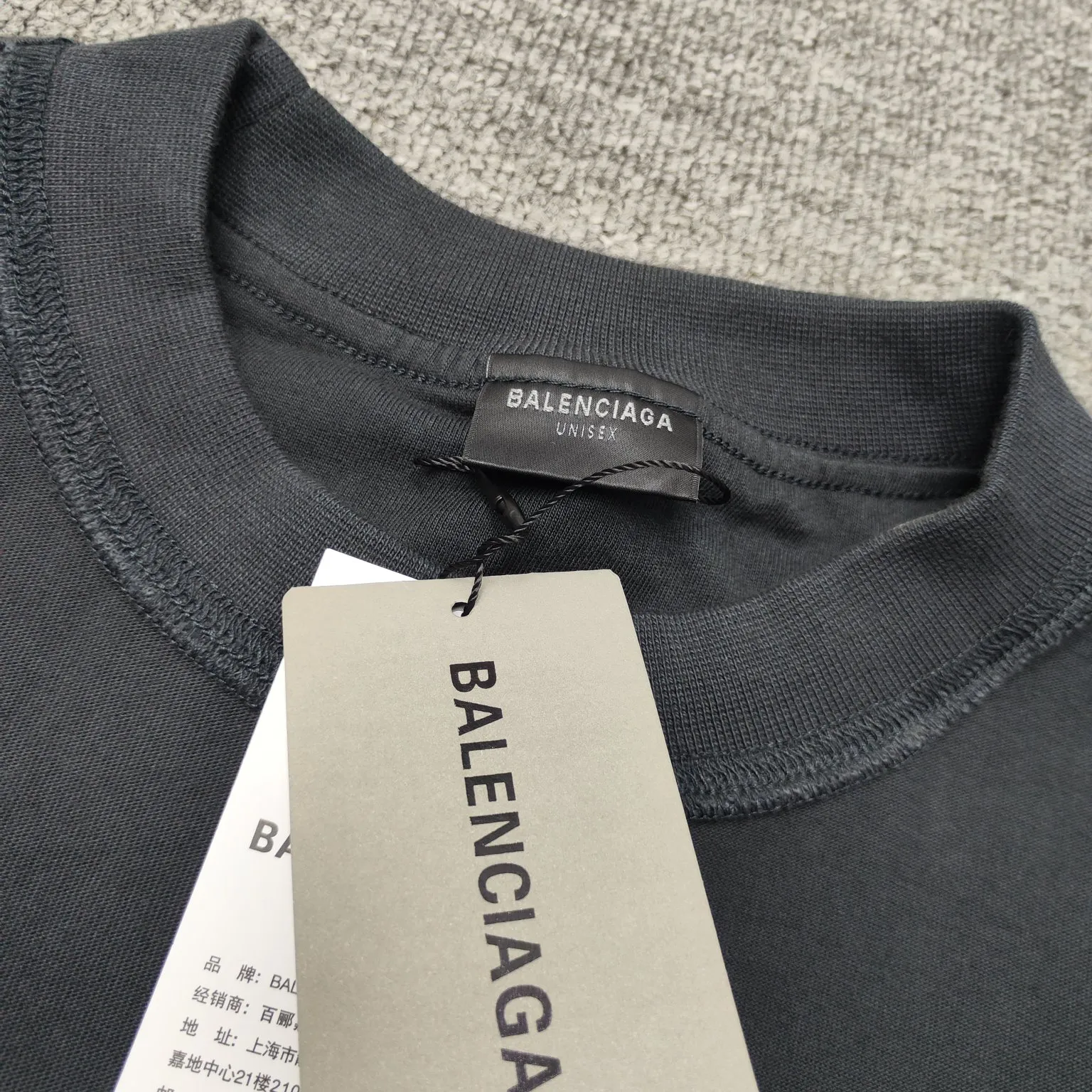 [New] Top version - BALENCIAGA - 24 new reverse wear three-dimensional thick plate rubber letter printed short-sleeved T-shirts. The original development of custom-woven fabrics is washed and processed. The high-gram weight 280-gram fabric is full of texture. The cloth surface is clean, soft and comfortable. Solona thread fixed dyeing has no color difference. The latest version of the computer printing system is used for scanning processing. The computer scans and develops the printing film. All the details of the dots and letter spacing are greatly restored. It is made of screen printing composite and is specially blended with the same color glue material according to the original color. Penetrating water-based flat screen printing is used. The pigments penetrate into the fibers of the fabric. The viscosity of the color paste should be adjusted appropriately to facilitate uniform sizing of the fabric and smooth patterns. The front and back sides are made through special cutting and sewing techniques to turn the inside out of the clothing to form a unique visual effect. The inside-out design can highlight the layering of the clothing and make the overall shape richer and three-dimensional. Double chain stitching on the back shoulders. Customized new collar label. The original straight-cut contour version is highly recognizable. Color: Black Size: XS-L P:270
