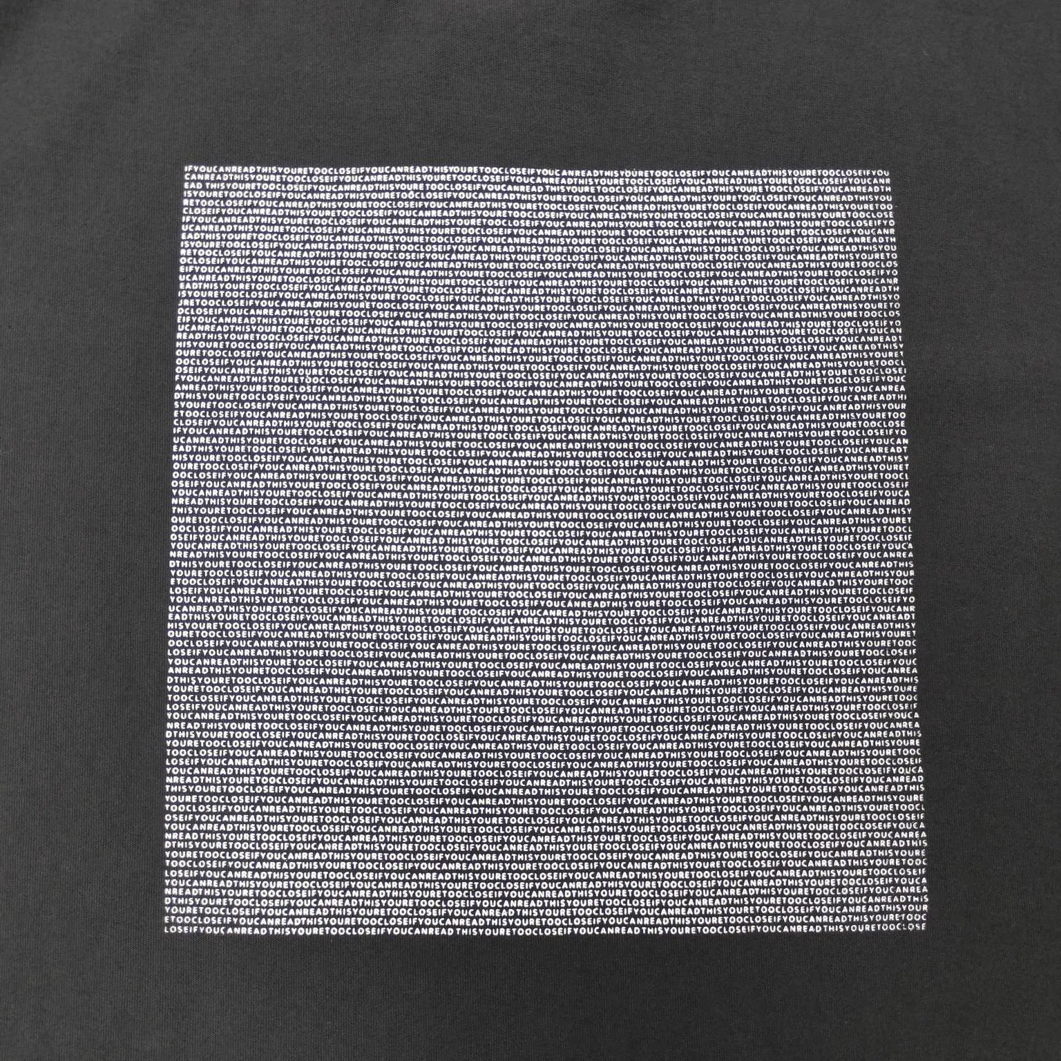 [New] Top version - BALENCIAGA - 24 new reverse wear three-dimensional thick plate rubber letter printed short-sleeved T-shirts. The original development of custom-woven fabrics is washed and processed. The high-gram weight 280-gram fabric is full of texture. The cloth surface is clean, soft and comfortable. Solona thread fixed dyeing has no color difference. The latest version of the computer printing system is used for scanning processing. The computer scans and develops the printing film. All the details of the dots and letter spacing are greatly restored. It is made of screen printing composite and is specially blended with the same color glue material according to the original color. Penetrating water-based flat screen printing is used. The pigments penetrate into the fibers of the fabric. The viscosity of the color paste should be adjusted appropriately to facilitate uniform sizing of the fabric and smooth patterns. The front and back sides are made through special cutting and sewing techniques to turn the inside out of the clothing to form a unique visual effect. The inside-out design can highlight the layering of the clothing and make the overall shape richer and three-dimensional. Double chain stitching on the back shoulders. Customized new collar label. The original straight-cut contour version is highly recognizable. Color: Black Size: XS-L P:270