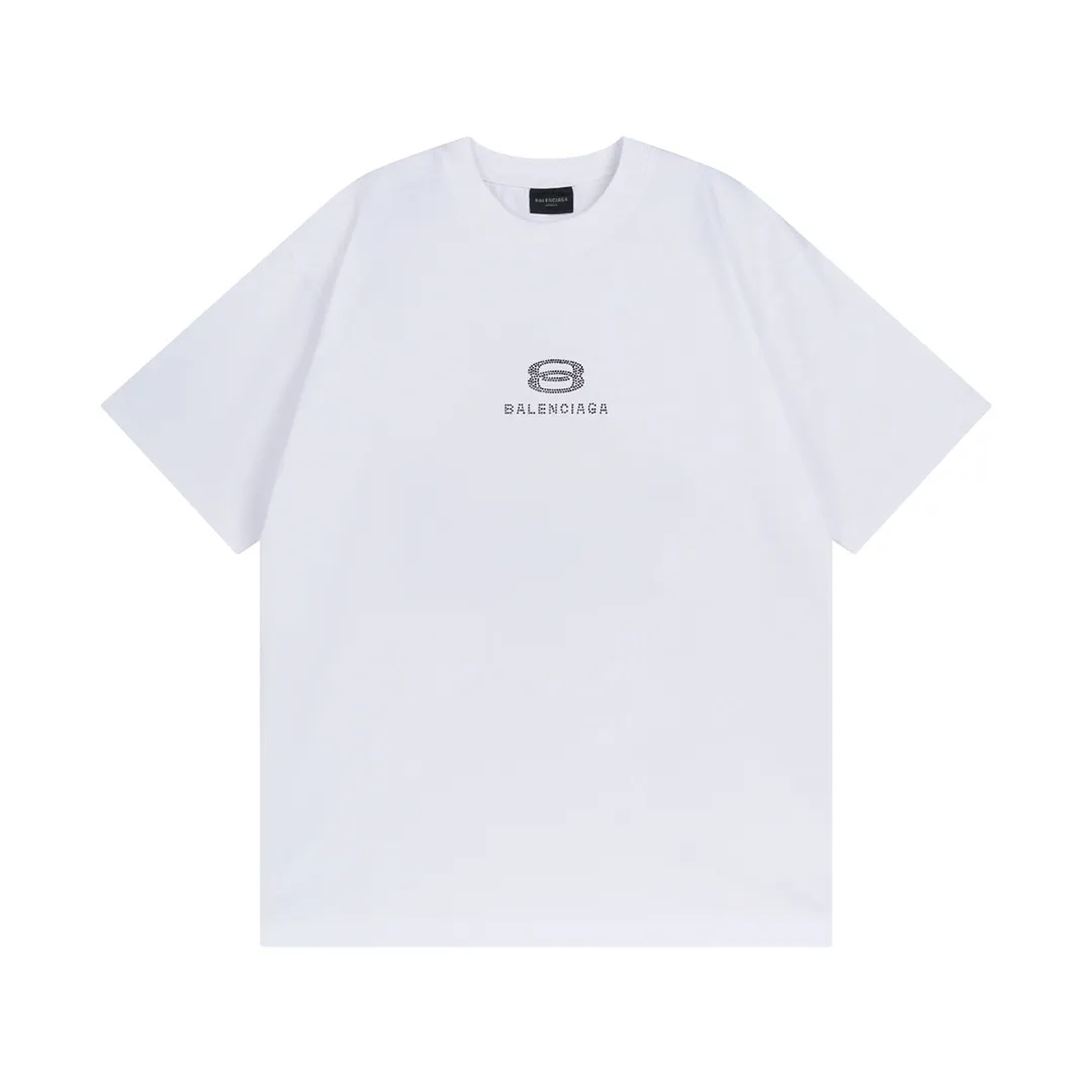 🅿️174 Detailed picture [Top version. Official website quality] BALENCI*GA/Paris BALENCI*GA# New style, classic LOGO hot-drilled short-sleeved T-shirt on the front and back. Brick cabinet synchronization. The fabric is made of Paris ZP custom-woven and dyed 100% cotton double yarn compact cotton. The weight is 260 grams. The cloth surface is clean. The cloth pattern is clear. Soft and comfortable. The color fastness is good. It is not easy to change color. The threads are woven and dyed with no color difference. The back hot drill uses imported drill, which has good gloss and is not easy to fall off. Jubie market makes goods based on pictures. Comparisons welcome. Restore the brick cabinet. The version adopts the OS loose shoulder version. Same style for men and women. Code: BL223355 Color: Black. White Size: XS to L