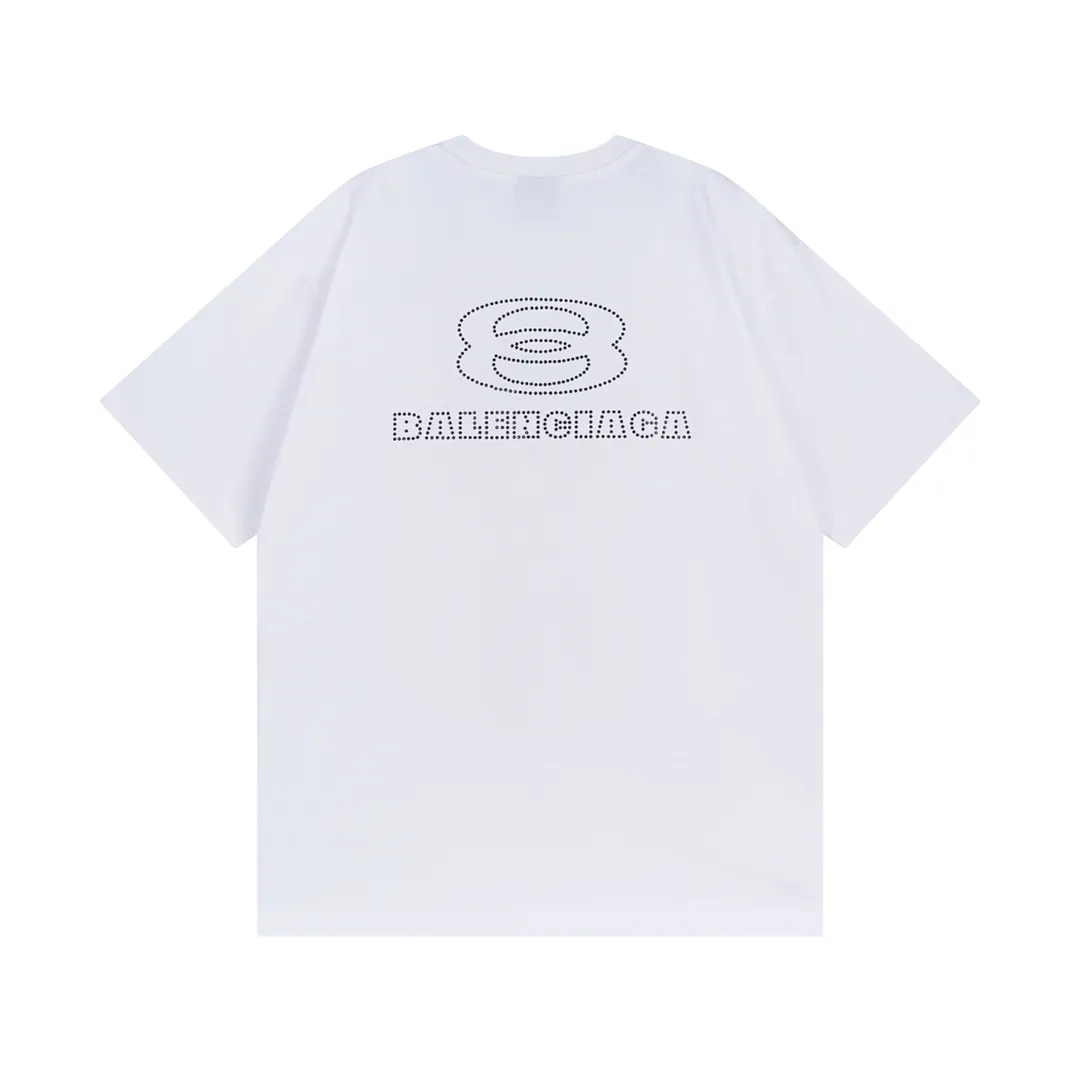 🅿️174 Detailed picture [Top version. Official website quality] BALENCI*GA/Paris BALENCI*GA# New style, classic LOGO hot-drilled short-sleeved T-shirt on the front and back. Brick cabinet synchronization. The fabric is made of Paris ZP custom-woven and dyed 100% cotton double yarn compact cotton. The weight is 260 grams. The cloth surface is clean. The cloth pattern is clear. Soft and comfortable. The color fastness is good. It is not easy to change color. The threads are woven and dyed with no color difference. The back hot drill uses imported drill, which has good gloss and is not easy to fall off. Jubie market makes goods based on pictures. Comparisons welcome. Restore the brick cabinet. The version adopts the OS loose shoulder version. Same style for men and women. Code: BL223355 Color: Black. White Size: XS to L