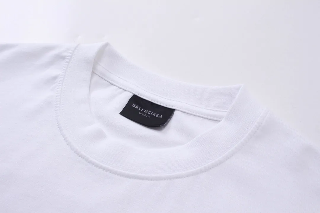 🅿️174 Detailed picture [Top version. Official website quality] BALENCI*GA/Paris BALENCI*GA# New style, classic LOGO hot-drilled short-sleeved T-shirt on the front and back. Brick cabinet synchronization. The fabric is made of Paris ZP custom-woven and dyed 100% cotton double yarn compact cotton. The weight is 260 grams. The cloth surface is clean. The cloth pattern is clear. Soft and comfortable. The color fastness is good. It is not easy to change color. The threads are woven and dyed with no color difference. The back hot drill uses imported drill, which has good gloss and is not easy to fall off. Jubie market makes goods based on pictures. Comparisons welcome. Restore the brick cabinet. The version adopts the OS loose shoulder version. Same style for men and women. Code: BL223355 Color: Black. White Size: XS to L
