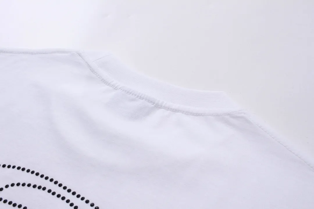 🅿️174 Detailed picture [Top version. Official website quality] BALENCI*GA/Paris BALENCI*GA# New style, classic LOGO hot-drilled short-sleeved T-shirt on the front and back. Brick cabinet synchronization. The fabric is made of Paris ZP custom-woven and dyed 100% cotton double yarn compact cotton. The weight is 260 grams. The cloth surface is clean. The cloth pattern is clear. Soft and comfortable. The color fastness is good. It is not easy to change color. The threads are woven and dyed with no color difference. The back hot drill uses imported drill, which has good gloss and is not easy to fall off. Jubie market makes goods based on pictures. Comparisons welcome. Restore the brick cabinet. The version adopts the OS loose shoulder version. Same style for men and women. Code: BL223355 Color: Black. White Size: XS to L