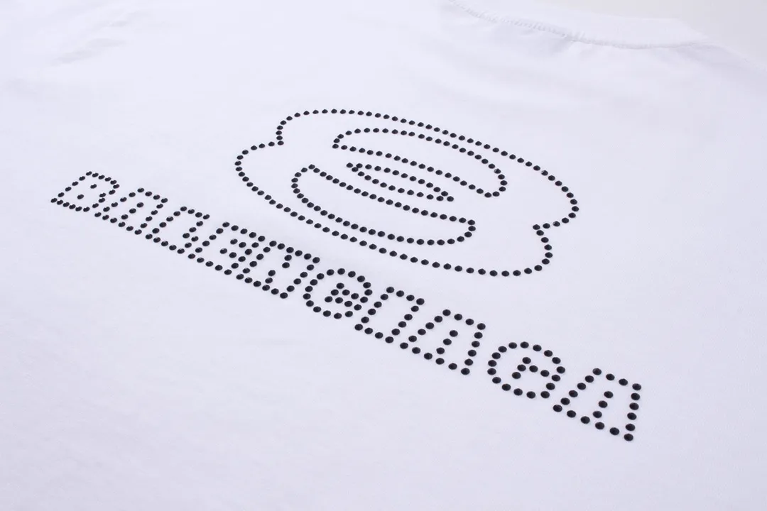 🅿️174 Detailed picture [Top version. Official website quality] BALENCI*GA/Paris BALENCI*GA# New style, classic LOGO hot-drilled short-sleeved T-shirt on the front and back. Brick cabinet synchronization. The fabric is made of Paris ZP custom-woven and dyed 100% cotton double yarn compact cotton. The weight is 260 grams. The cloth surface is clean. The cloth pattern is clear. Soft and comfortable. The color fastness is good. It is not easy to change color. The threads are woven and dyed with no color difference. The back hot drill uses imported drill, which has good gloss and is not easy to fall off. Jubie market makes goods based on pictures. Comparisons welcome. Restore the brick cabinet. The version adopts the OS loose shoulder version. Same style for men and women. Code: BL223355 Color: Black. White Size: XS to L