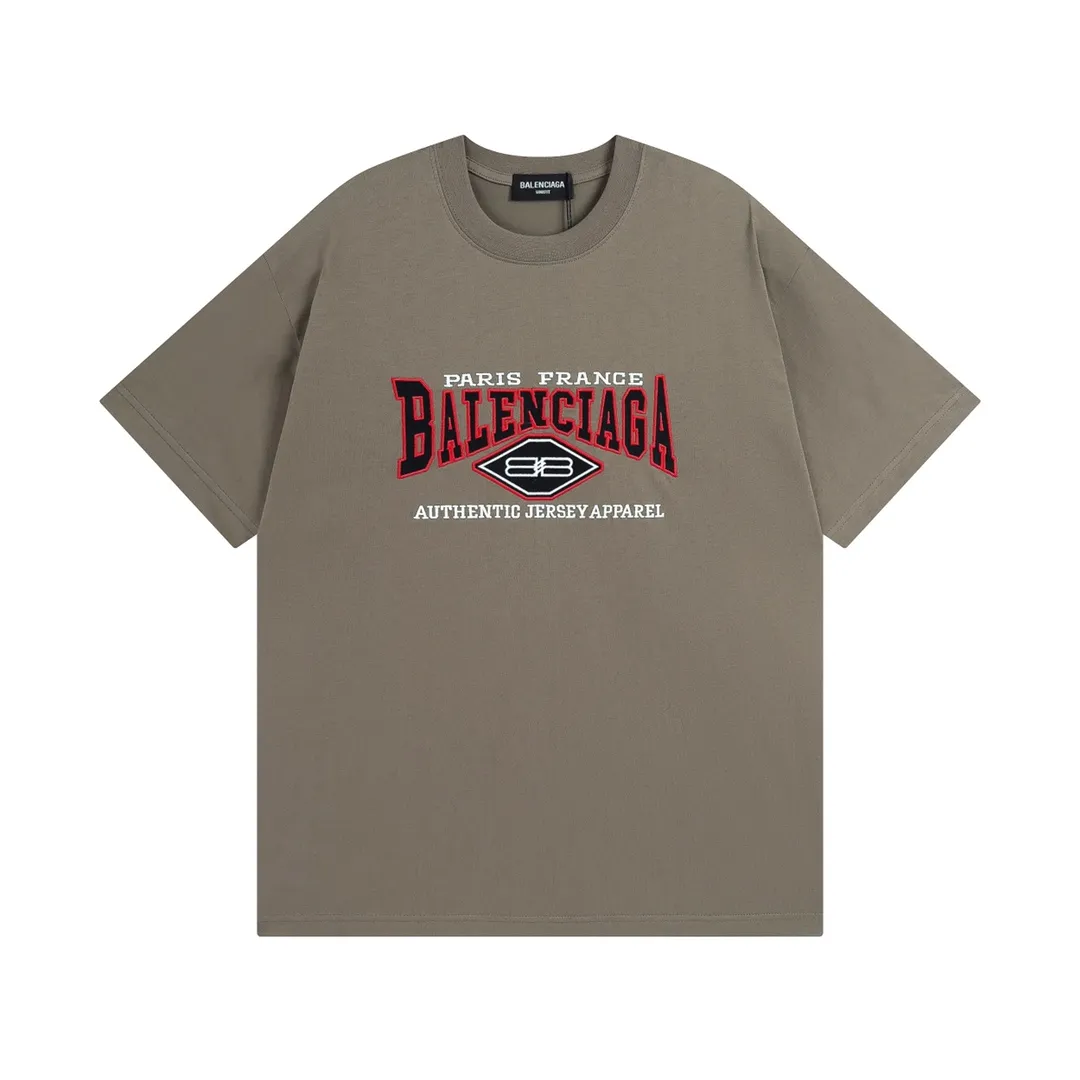 🅿️186 Detailed picture [Top version. Official website quality] BALENCI*GA/Paris #BB letter classic LOGO embroidered short-sleeved T-shirt #brick cabinet synchronization. The fabric is made of Paris ZP custom-woven and dyed cotton double yarn. Weighing 260 grams, the cloth surface is clean. The cloth pattern is clear, soft and comfortable. The color fastness is good. It is not easy to change color. The threads are dyed with no color difference. The classic LOGO letter embroidery uses imported embroidery machines, and the embroidery thread uses imported matte light, which is soft to the touch, does not pierce the flesh, and the letters are three-dimensional and full. It is produced in Jubie market based on pictures. Comparisons welcome. The finished product is washed and aged. The letters are clear. The three-dimensional effect is strong. The version adopts the OS loose shoulder design. The same style for men and women. Coding: BL223062 Color: washed black, brown Size: XS to L