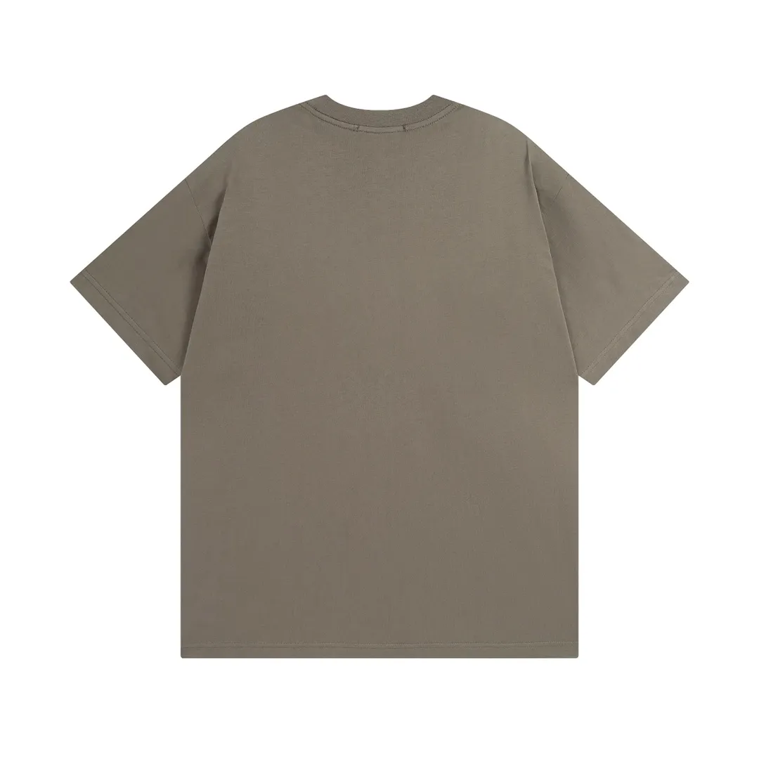 🅿️186 Detailed picture [Top version. Official website quality] BALENCI*GA/Paris #BB letter classic LOGO embroidered short-sleeved T-shirt #brick cabinet synchronization. The fabric is made of Paris ZP custom-woven and dyed cotton double yarn. Weighing 260 grams, the cloth surface is clean. The cloth pattern is clear, soft and comfortable. The color fastness is good. It is not easy to change color. The threads are dyed with no color difference. The classic LOGO letter embroidery uses imported embroidery machines, and the embroidery thread uses imported matte light, which is soft to the touch, does not pierce the flesh, and the letters are three-dimensional and full. It is produced in Jubie market based on pictures. Comparisons welcome. The finished product is washed and aged. The letters are clear. The three-dimensional effect is strong. The version adopts the OS loose shoulder design. The same style for men and women. Coding: BL223062 Color: washed black, brown Size: XS to L