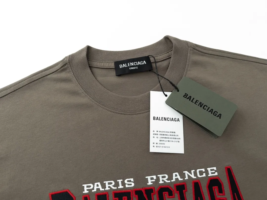 🅿️186 Detailed picture [Top version. Official website quality] BALENCI*GA/Paris #BB letter classic LOGO embroidered short-sleeved T-shirt #brick cabinet synchronization. The fabric is made of Paris ZP custom-woven and dyed cotton double yarn. Weighing 260 grams, the cloth surface is clean. The cloth pattern is clear, soft and comfortable. The color fastness is good. It is not easy to change color. The threads are dyed with no color difference. The classic LOGO letter embroidery uses imported embroidery machines, and the embroidery thread uses imported matte light, which is soft to the touch, does not pierce the flesh, and the letters are three-dimensional and full. It is produced in Jubie market based on pictures. Comparisons welcome. The finished product is washed and aged. The letters are clear. The three-dimensional effect is strong. The version adopts the OS loose shoulder design. The same style for men and women. Coding: BL223062 Color: washed black, brown Size: XS to L
