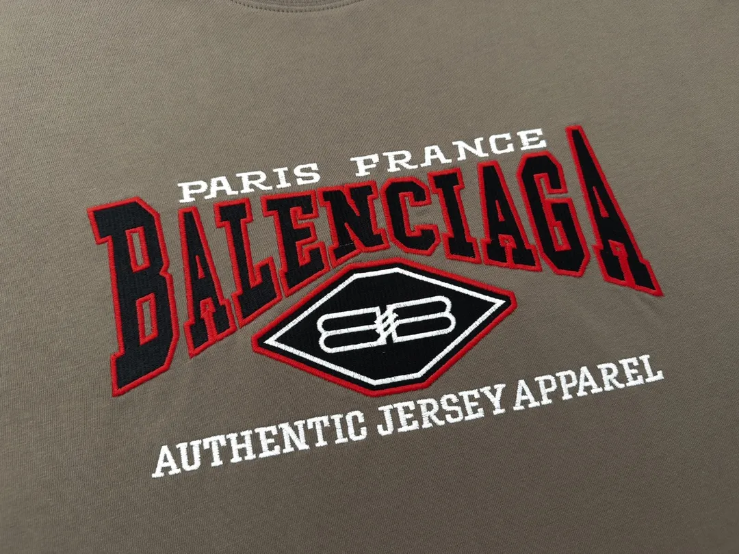 🅿️186 Detailed picture [Top version. Official website quality] BALENCI*GA/Paris #BB letter classic LOGO embroidered short-sleeved T-shirt #brick cabinet synchronization. The fabric is made of Paris ZP custom-woven and dyed cotton double yarn. Weighing 260 grams, the cloth surface is clean. The cloth pattern is clear, soft and comfortable. The color fastness is good. It is not easy to change color. The threads are dyed with no color difference. The classic LOGO letter embroidery uses imported embroidery machines, and the embroidery thread uses imported matte light, which is soft to the touch, does not pierce the flesh, and the letters are three-dimensional and full. It is produced in Jubie market based on pictures. Comparisons welcome. The finished product is washed and aged. The letters are clear. The three-dimensional effect is strong. The version adopts the OS loose shoulder design. The same style for men and women. Coding: BL223062 Color: washed black, brown Size: XS to L