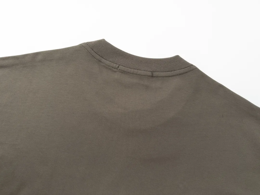 🅿️186 Detailed picture [Top version. Official website quality] BALENCI*GA/Paris #BB letter classic LOGO embroidered short-sleeved T-shirt #brick cabinet synchronization. The fabric is made of Paris ZP custom-woven and dyed cotton double yarn. Weighing 260 grams, the cloth surface is clean. The cloth pattern is clear, soft and comfortable. The color fastness is good. It is not easy to change color. The threads are dyed with no color difference. The classic LOGO letter embroidery uses imported embroidery machines, and the embroidery thread uses imported matte light, which is soft to the touch, does not pierce the flesh, and the letters are three-dimensional and full. It is produced in Jubie market based on pictures. Comparisons welcome. The finished product is washed and aged. The letters are clear. The three-dimensional effect is strong. The version adopts the OS loose shoulder design. The same style for men and women. Coding: BL223062 Color: washed black, brown Size: XS to L