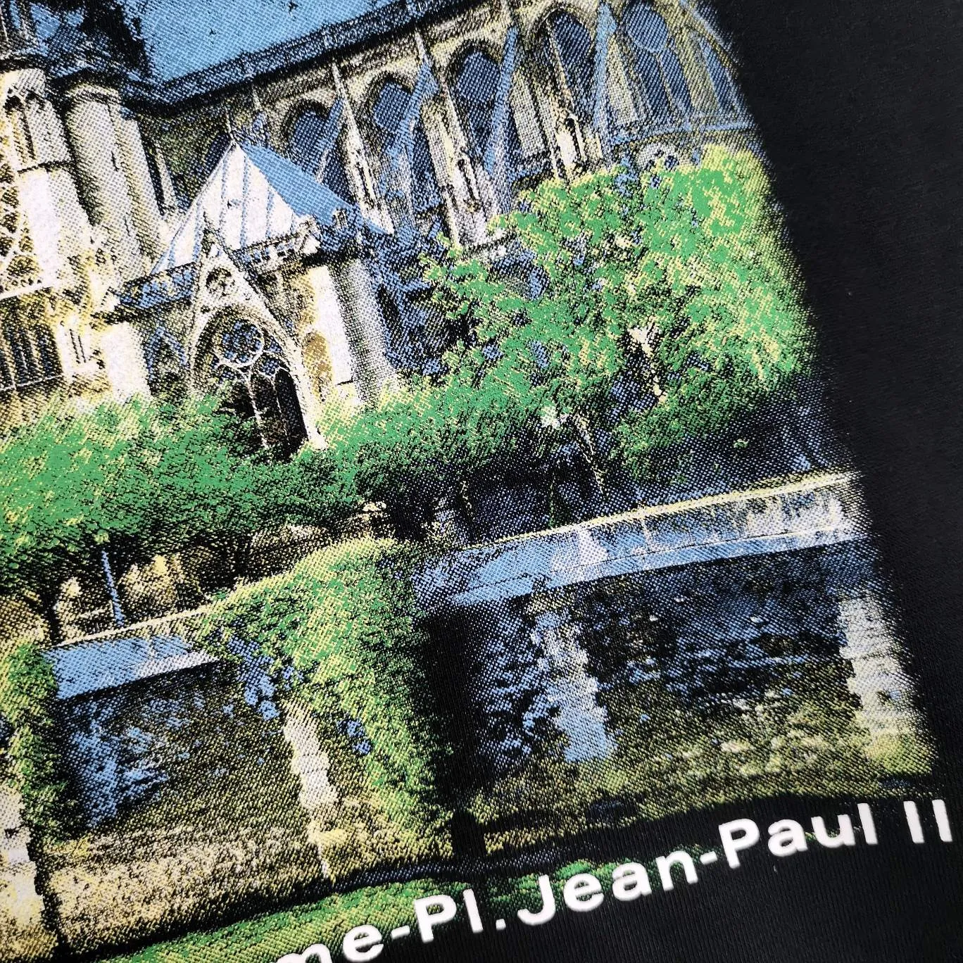 Additional details on the back - the top-notch proven version of BALENCIAGA Balenciaga Sacred Heart Cathedral Garden Notre Dame Castle loose cotton men and women couples the same autumn and winter pure cotton hoodie hooded sweatshirt top quality, each piece has been garment washed. The printing process adopts Kornit Digital 7-color direct printing, which restores the picture quality in high definition. People, trees and buildings are clearly visible and layered. Letter printing details are processed without tooth edges! The cost of front and back printing is enough to buy a box of good cigarettes. Details are as shown in the picture, all products are visually photographed without any modification! The fabric is made of 480g combed cotton terry fabric, which is heavy-weight and has a full drape. The most important thing is that while ensuring the weight, it can also effectively exert its breathable and breathable effect! Exclusive quality shipment Original fabric Self-adhesive coding Counter tag Size: XS-L Color: Black White P: 480