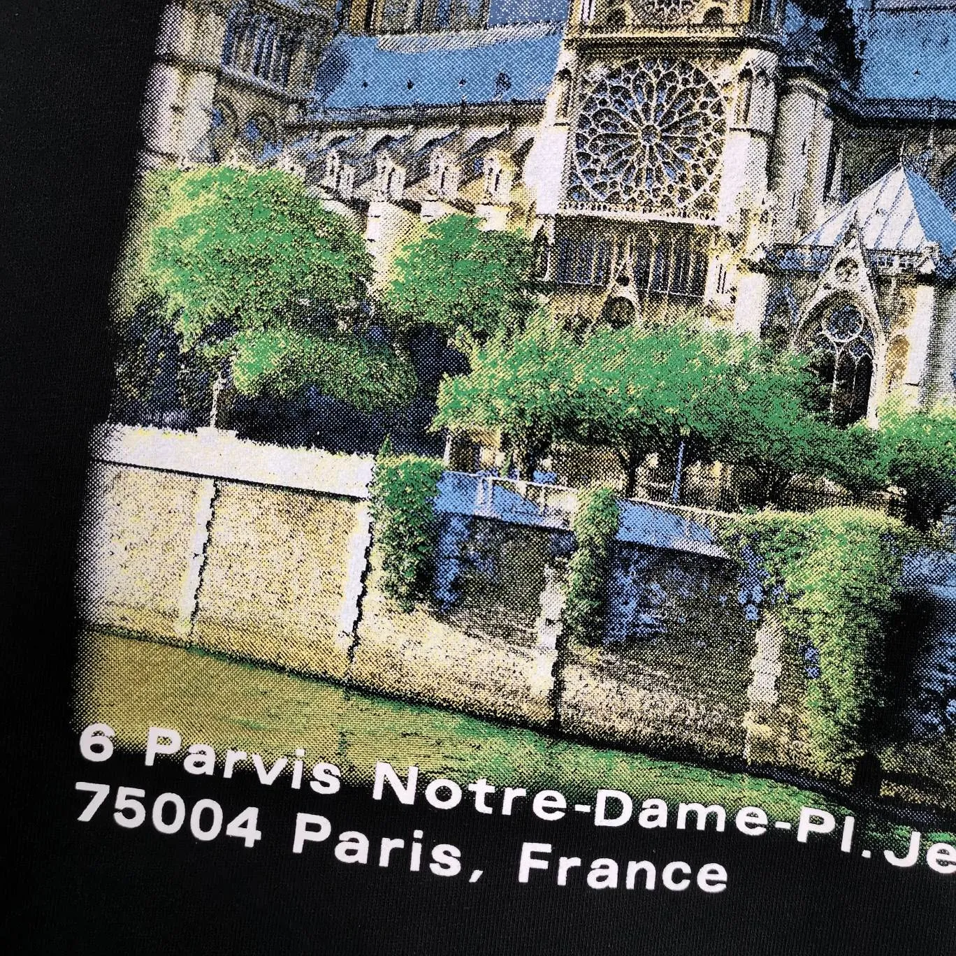 Additional details on the back - the top-notch proven version of BALENCIAGA Balenciaga Sacred Heart Cathedral Garden Notre Dame Castle loose cotton men and women couples the same autumn and winter pure cotton hoodie hooded sweatshirt top quality, each piece has been garment washed. The printing process adopts Kornit Digital 7-color direct printing, which restores the picture quality in high definition. People, trees and buildings are clearly visible and layered. Letter printing details are processed without tooth edges! The cost of front and back printing is enough to buy a box of good cigarettes. Details are as shown in the picture, all products are visually photographed without any modification! The fabric is made of 480g combed cotton terry fabric, which is heavy-weight and has a full drape. The most important thing is that while ensuring the weight, it can also effectively exert its breathable and breathable effect! Exclusive quality shipment Original fabric Self-adhesive coding Counter tag Size: XS-L Color: Black White P: 480