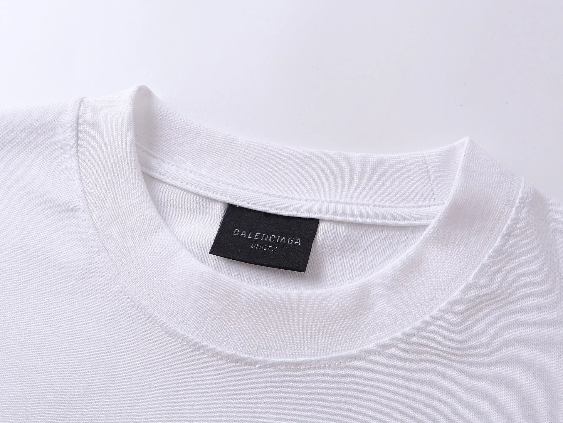🅿️200 real photos [Top version. Official website quality] BALENCI*GA/Paris BALENCI*GA# new style, 2025 new model with Paris letters LOGO embroidery on the chest, exquisite micro-embroidery on the left and right cuffs, ready-made washed and distressed short-sleeved T-shirts, and brick cabinet synchronization. Welcome to compare. The fabric is made of Paris ZP custom-woven and dyed 100% cotton double-yarn compact cotton. The weight is 260 grams. The cloth surface is clean. The cloth pattern is clear. It is soft and comfortable. It has good color fastness and is not easy to change color. The threads are woven and dyed with no color difference. The embroidery is done using a Tajima embroidery machine, with clear patterns and three-dimensional letters. Comparisons welcome. Restore brick cabinet. The version adopts OS loose shoulder version. Same style for men and women. Code: BL253699 Color: black, white Size: XS S M L