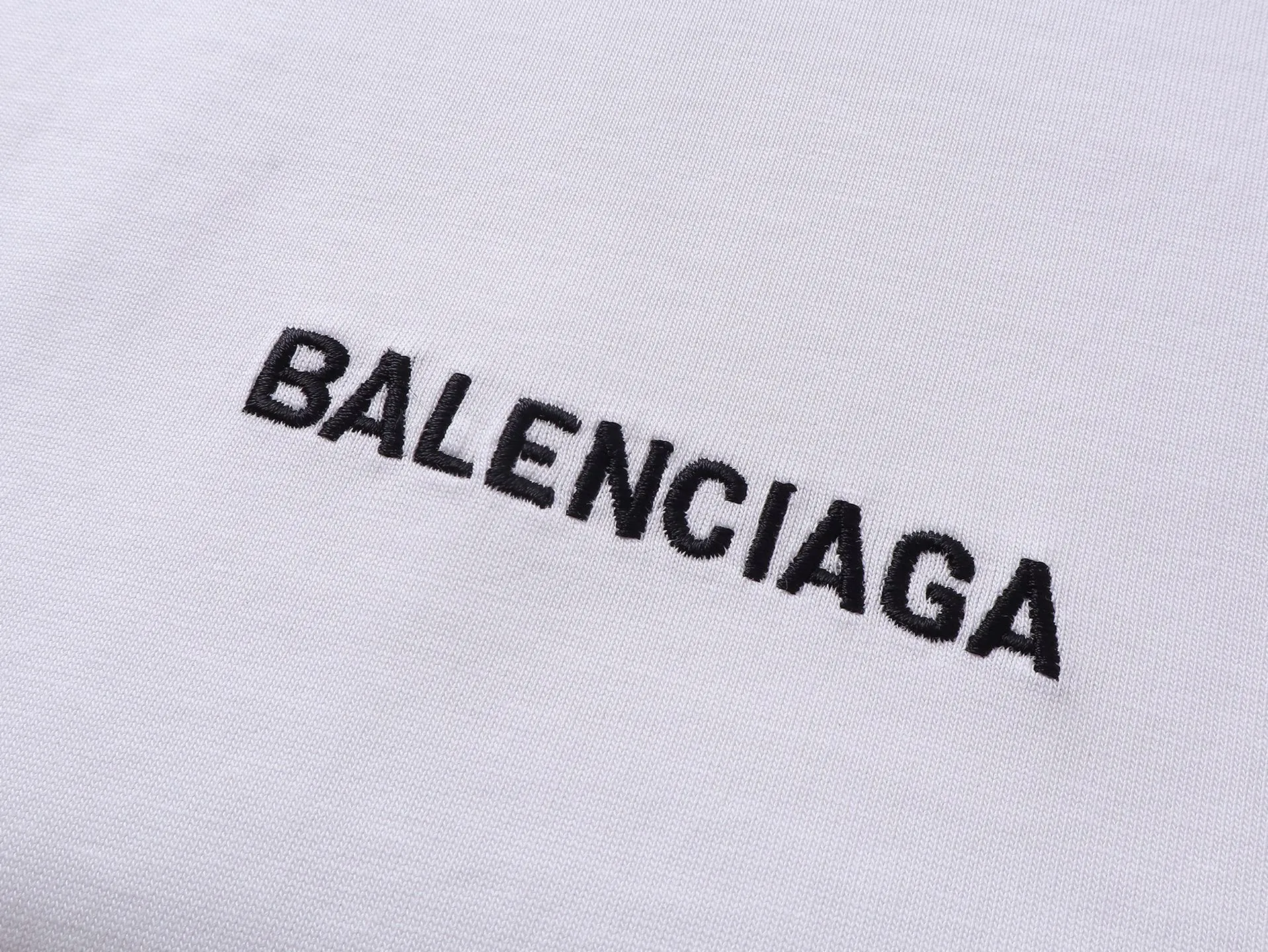 🅿️200 real photos [Top version. Official website quality] BALENCI*GA/Paris BALENCI*GA# new style, 2025 new model with Paris letters LOGO embroidery on the chest, exquisite micro-embroidery on the left and right cuffs, ready-made washed and distressed short-sleeved T-shirts, and brick cabinet synchronization. Welcome to compare. The fabric is made of Paris ZP custom-woven and dyed 100% cotton double-yarn compact cotton. The weight is 260 grams. The cloth surface is clean. The cloth pattern is clear. It is soft and comfortable. It has good color fastness and is not easy to change color. The threads are woven and dyed with no color difference. The embroidery is done using a Tajima embroidery machine, with clear patterns and three-dimensional letters. Comparisons welcome. Restore brick cabinet. The version adopts OS loose shoulder version. Same style for men and women. Code: BL253699 Color: black, white Size: XS S M L