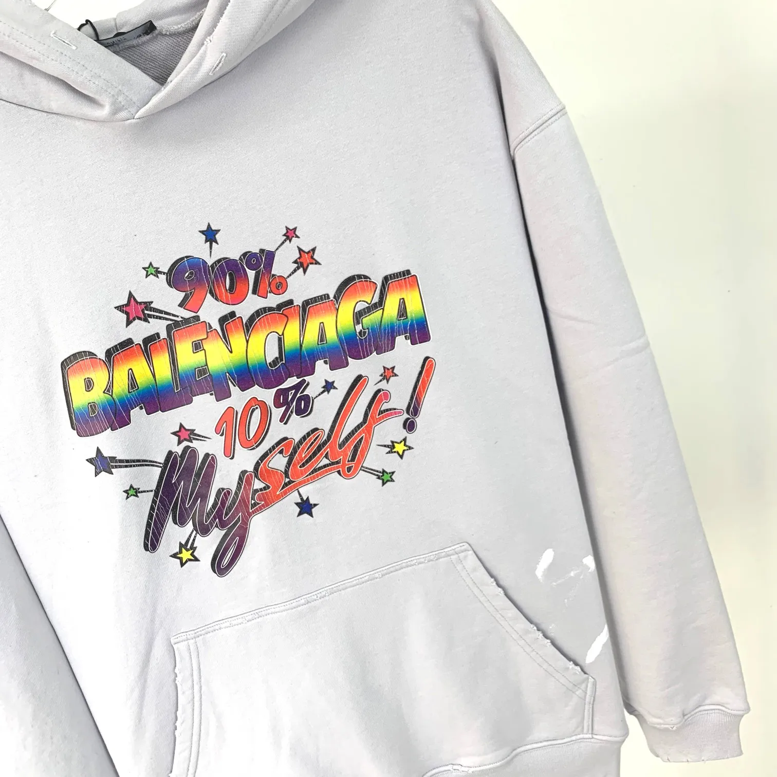 Spring and Autumn top proven version BALENCIAGA 90% 10% colorful burst pattern printed hooded sweatshirt for male and female couples stars. The front panel is printed with rubber bursting effect. Imported transparent slurry is used to scrape the bottom to make the printing cracks feel even. You don’t have to worry about it falling off, as long as it’s not violently machine washed (it’s no problem at all to wash and dry it). The hem is artificially embellished with hand-painted prints, creating a French messy graffiti style! All holes on the body are manually worn and positioned. The holes are even and won't affect the overall structure of the clothes, and they won't get bigger with washing! The fabric is made of 480g cotton terry fabric, brand new, washed, and labeled. zp consistent synchronization. Size: XS-L Color: Silver P:440