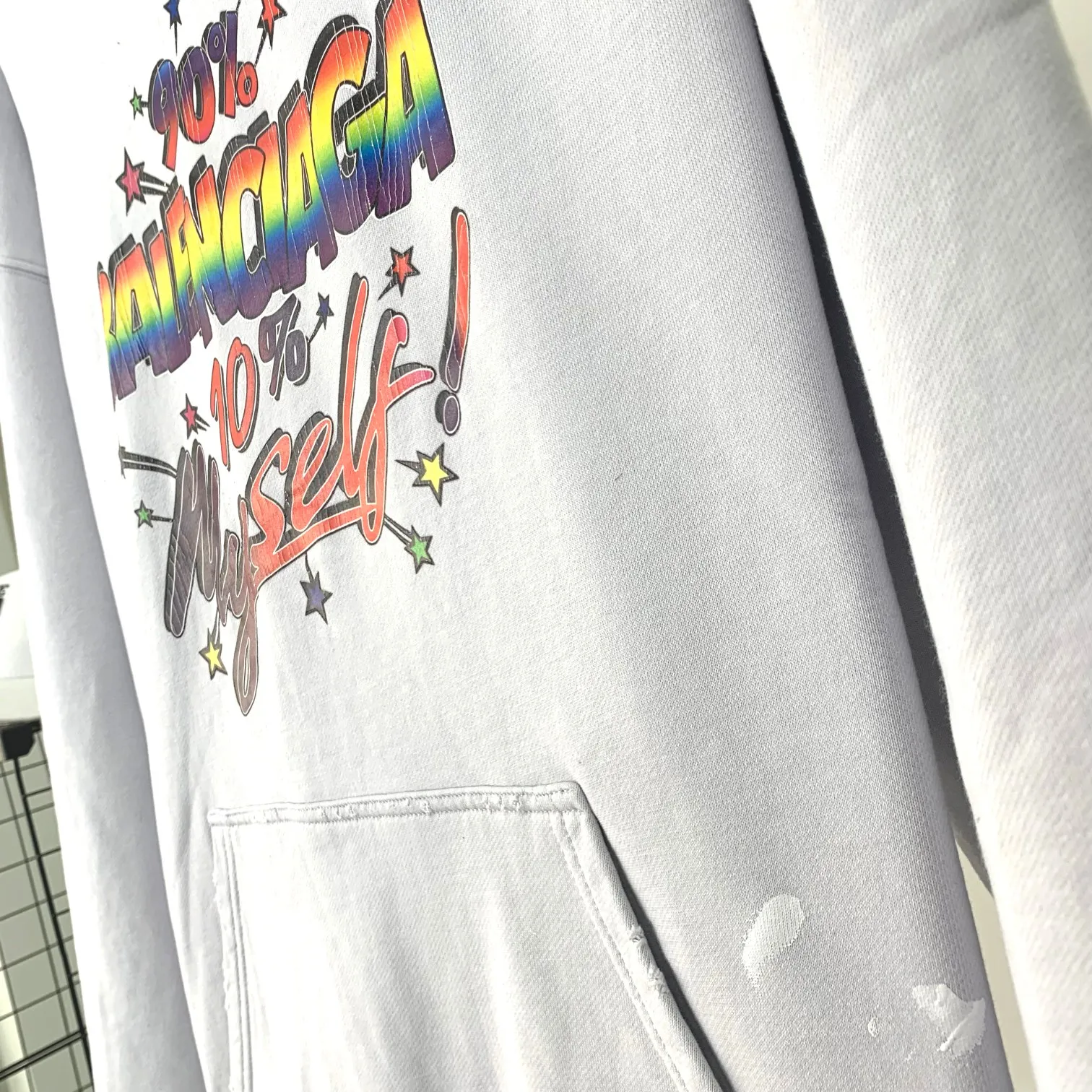 Spring and Autumn top proven version BALENCIAGA 90% 10% colorful burst pattern printed hooded sweatshirt for male and female couples stars. The front panel is printed with rubber bursting effect. Imported transparent slurry is used to scrape the bottom to make the printing cracks feel even. You don’t have to worry about it falling off, as long as it’s not violently machine washed (it’s no problem at all to wash and dry it). The hem is artificially embellished with hand-painted prints, creating a French messy graffiti style! All holes on the body are manually worn and positioned. The holes are even and won't affect the overall structure of the clothes, and they won't get bigger with washing! The fabric is made of 480g cotton terry fabric, brand new, washed, and labeled. zp consistent synchronization. Size: XS-L Color: Silver P:440