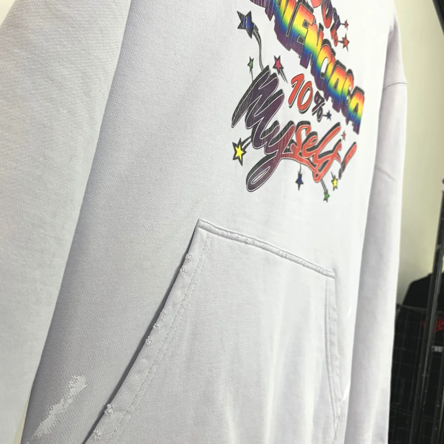 Spring and Autumn top proven version BALENCIAGA 90% 10% colorful burst pattern printed hooded sweatshirt for male and female couples stars. The front panel is printed with rubber bursting effect. Imported transparent slurry is used to scrape the bottom to make the printing cracks feel even. You don’t have to worry about it falling off, as long as it’s not violently machine washed (it’s no problem at all to wash and dry it). The hem is artificially embellished with hand-painted prints, creating a French messy graffiti style! All holes on the body are manually worn and positioned. The holes are even and won't affect the overall structure of the clothes, and they won't get bigger with washing! The fabric is made of 480g cotton terry fabric, brand new, washed, and labeled. zp consistent synchronization. Size: XS-L Color: Silver P:440