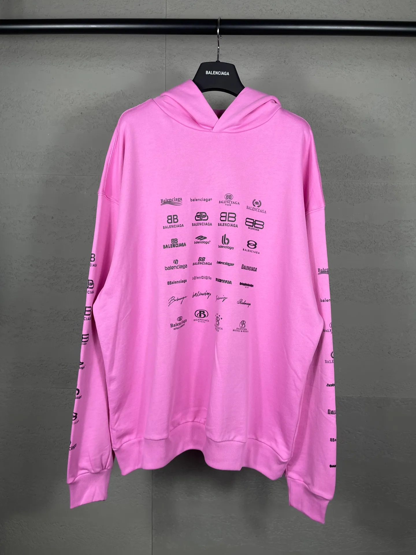 🅿️300 real photos [Top version. Official website quality] BALENCI*GA/Paris BALENCI*GA# 2023 spring and summer new style, printed with classic LOGO collection long-sleeved sweatshirt. 2023 autumn and winter new product. Brick cabinet synchronization. The fabric is made of Paris ZP custom-woven and dyed cotton double yarn sweatshirt. The weight is 450 grams, the cloth surface is clean. The cloth texture is clear. Soft and comfortable. Good color fastness. Not easy to change color. The threads are woven and dyed with no color difference. The printing uses imported environmentally friendly rubber paddles, precision stencils, fine LOGO letters, clear letters, no burrs, and a three-dimensional effect. Restore brick cabinet. The version adopts OS loose shoulder style. Same style for men and women. Code: BL238002 Color: black, beige, pink, smoke gray. Size: XS S M L