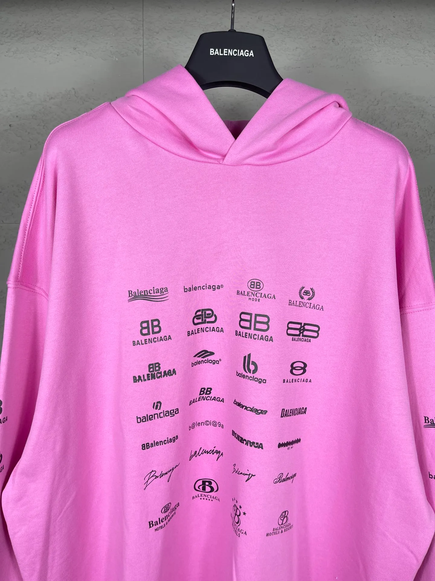 🅿️300 real photos [Top version. Official website quality] BALENCI*GA/Paris BALENCI*GA# 2023 spring and summer new style, printed with classic LOGO collection long-sleeved sweatshirt. 2023 autumn and winter new product. Brick cabinet synchronization. The fabric is made of Paris ZP custom-woven and dyed cotton double yarn sweatshirt. The weight is 450 grams, the cloth surface is clean. The cloth texture is clear. Soft and comfortable. Good color fastness. Not easy to change color. The threads are woven and dyed with no color difference. The printing uses imported environmentally friendly rubber paddles, precision stencils, fine LOGO letters, clear letters, no burrs, and a three-dimensional effect. Restore brick cabinet. The version adopts OS loose shoulder style. Same style for men and women. Code: BL238002 Color: black, beige, pink, smoke gray. Size: XS S M L