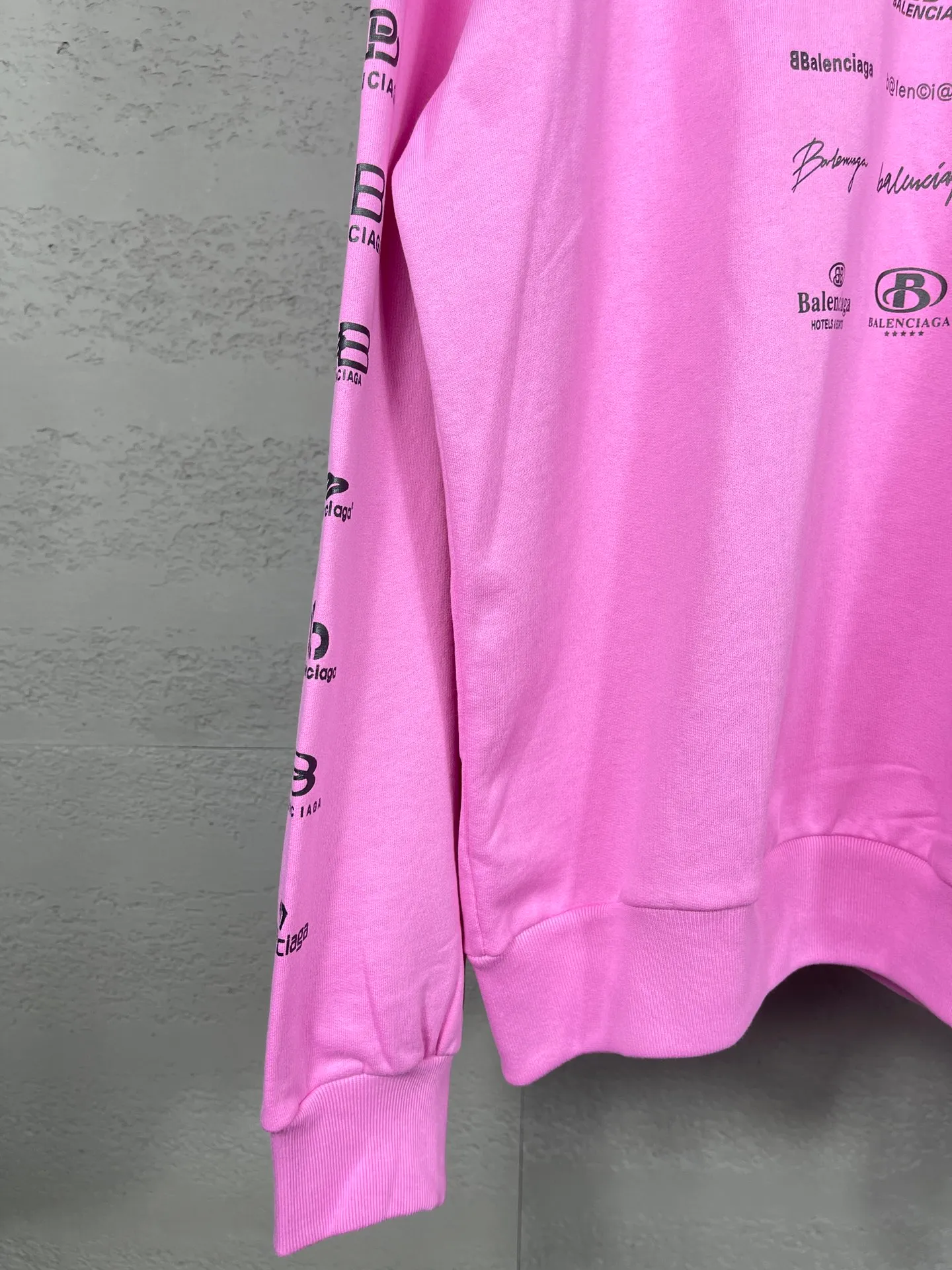 🅿️300 real photos [Top version. Official website quality] BALENCI*GA/Paris BALENCI*GA# 2023 spring and summer new style, printed with classic LOGO collection long-sleeved sweatshirt. 2023 autumn and winter new product. Brick cabinet synchronization. The fabric is made of Paris ZP custom-woven and dyed cotton double yarn sweatshirt. The weight is 450 grams, the cloth surface is clean. The cloth texture is clear. Soft and comfortable. Good color fastness. Not easy to change color. The threads are woven and dyed with no color difference. The printing uses imported environmentally friendly rubber paddles, precision stencils, fine LOGO letters, clear letters, no burrs, and a three-dimensional effect. Restore brick cabinet. The version adopts OS loose shoulder style. Same style for men and women. Code: BL238002 Color: black, beige, pink, smoke gray. Size: XS S M L